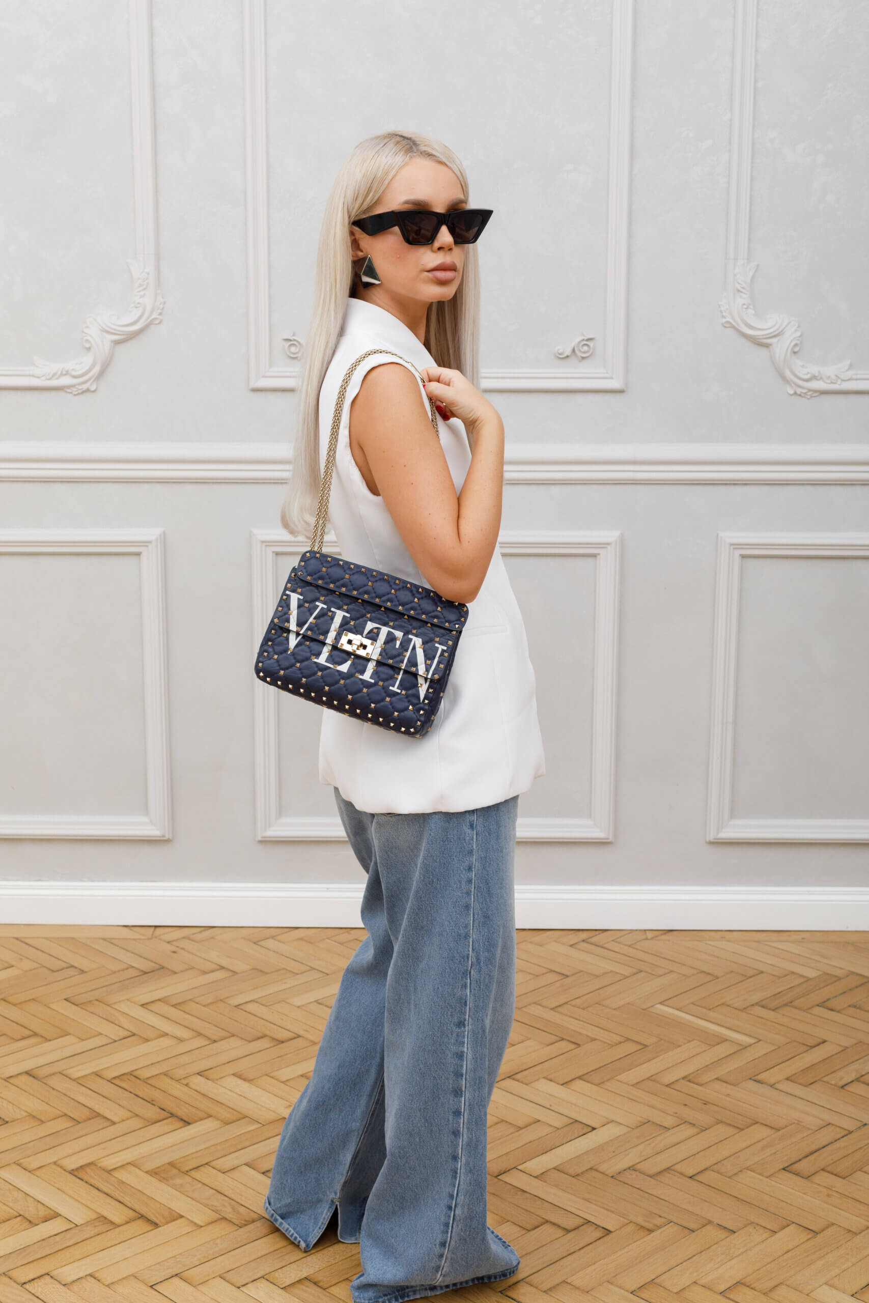 <span style="font-size: 10px; color: rgb(101, 101, 101);letter-spacing: .15em;">HARD TO FIND</span><br><strong> VALENTINO </strong><br><div style="margin-top:10px; font-size:16px;">VLTN Rockstud Spike Shoulder Bag </div><br> - Image 10