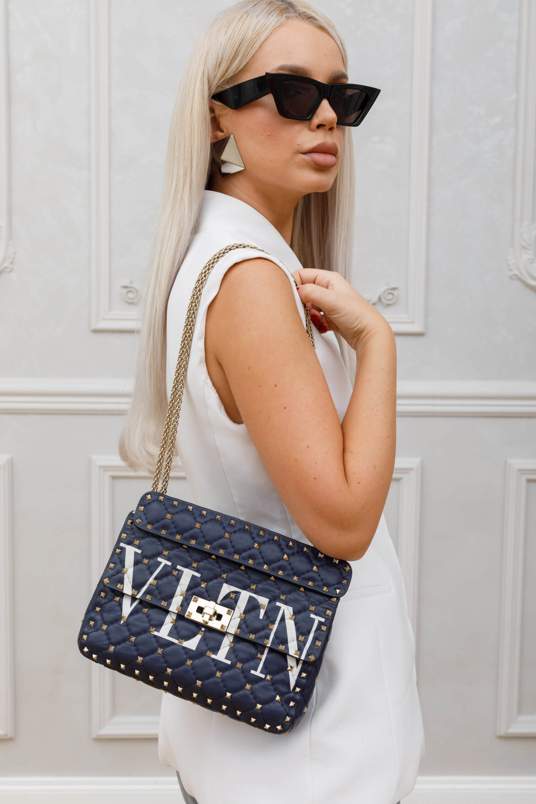 <span style="font-size: 10px; color: rgb(101, 101, 101);letter-spacing: .15em;">HARD TO FIND</span><br><strong> VALENTINO </strong><br><div style="margin-top:10px; font-size:16px;">VLTN Rockstud Spike Shoulder Bag </div><br> - Image 5