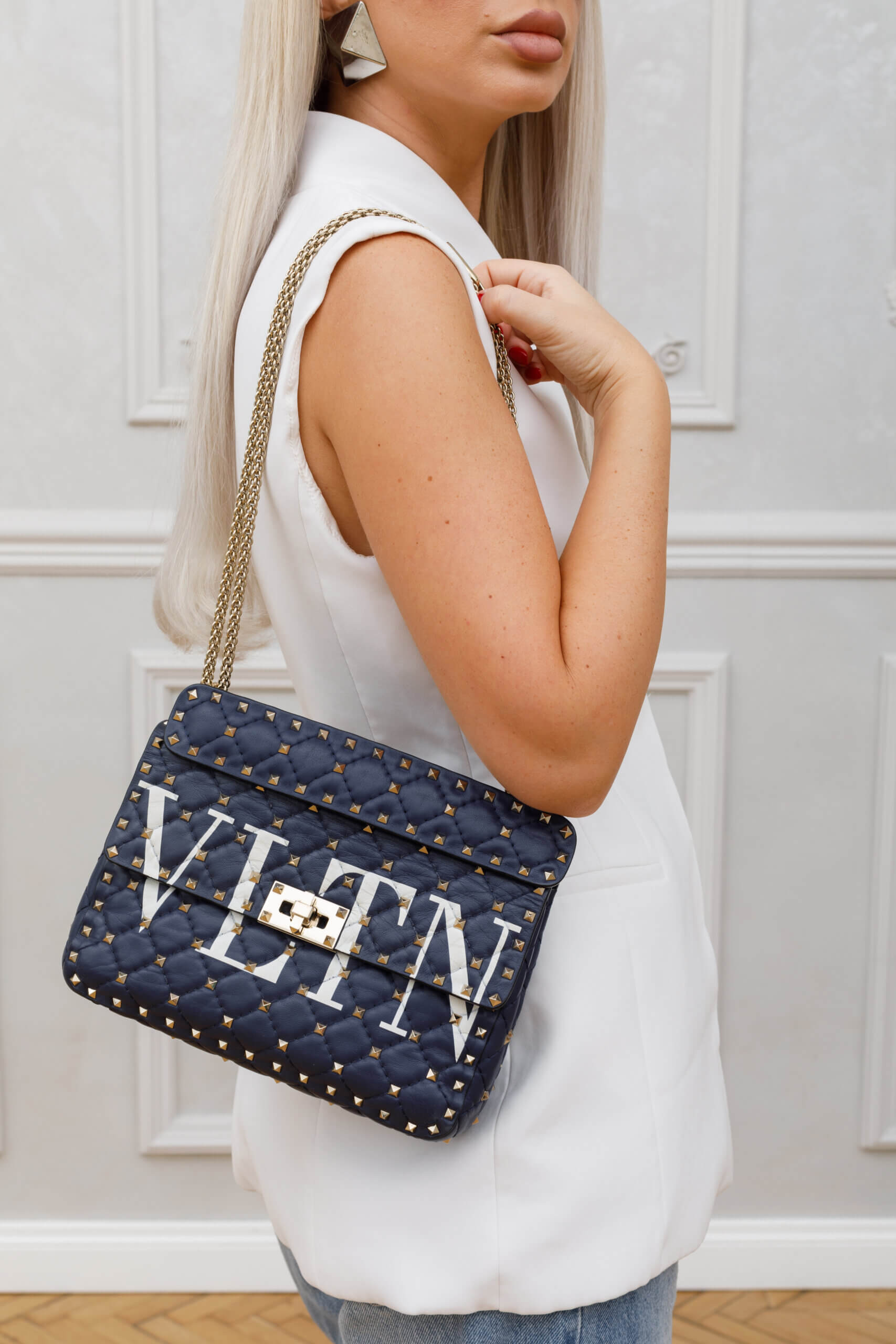 <span style="font-size: 10px; color: rgb(101, 101, 101);letter-spacing: .15em;">HARD TO FIND</span><br><strong> VALENTINO </strong><br><div style="margin-top:10px; font-size:16px;">VLTN Rockstud Spike Shoulder Bag </div><br> - Image 11