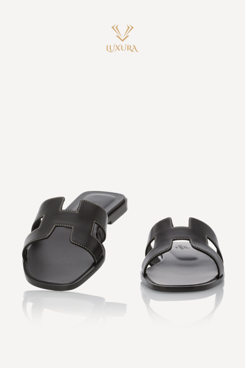 <span style="font-size: 10px; color: rgb(101, 101, 101);letter-spacing: .15em;">HARD TO FIND</span><br><strong> HERMES </strong><br><div style="margin-top:10px; font-size:16px;">Oran Sandal Black 39 (true size 38 )</div><br> - Image 4