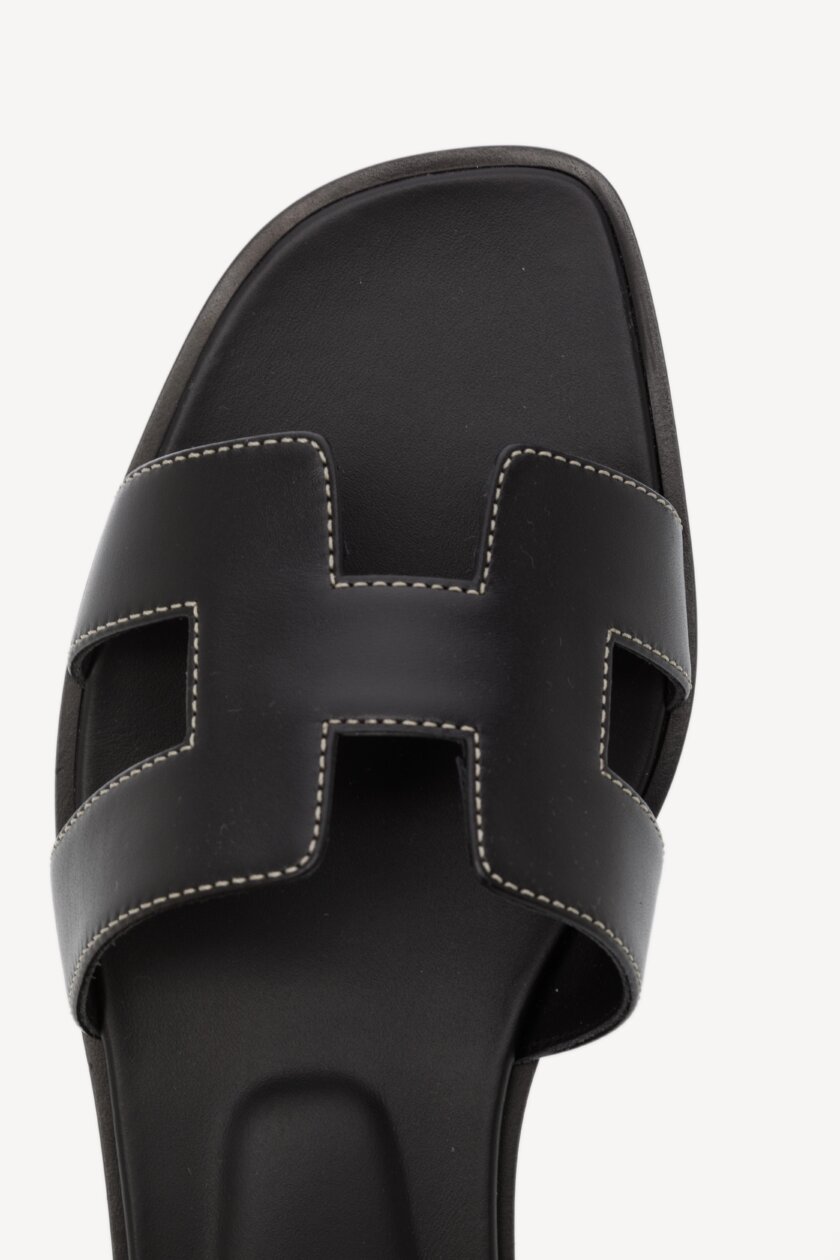 <span style="font-size: 10px; color: rgb(101, 101, 101);letter-spacing: .15em;">HARD TO FIND</span><br><strong> HERMES </strong><br><div style="margin-top:10px; font-size:16px;">Oran Sandal Black 39 (true size 38 )</div><br> - Image 6