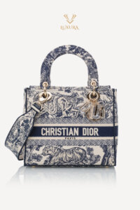 Genti | DIOR Medium Lady D-Lite Bag White and Navy Blue Toile de Jouy Soleil Embroidery