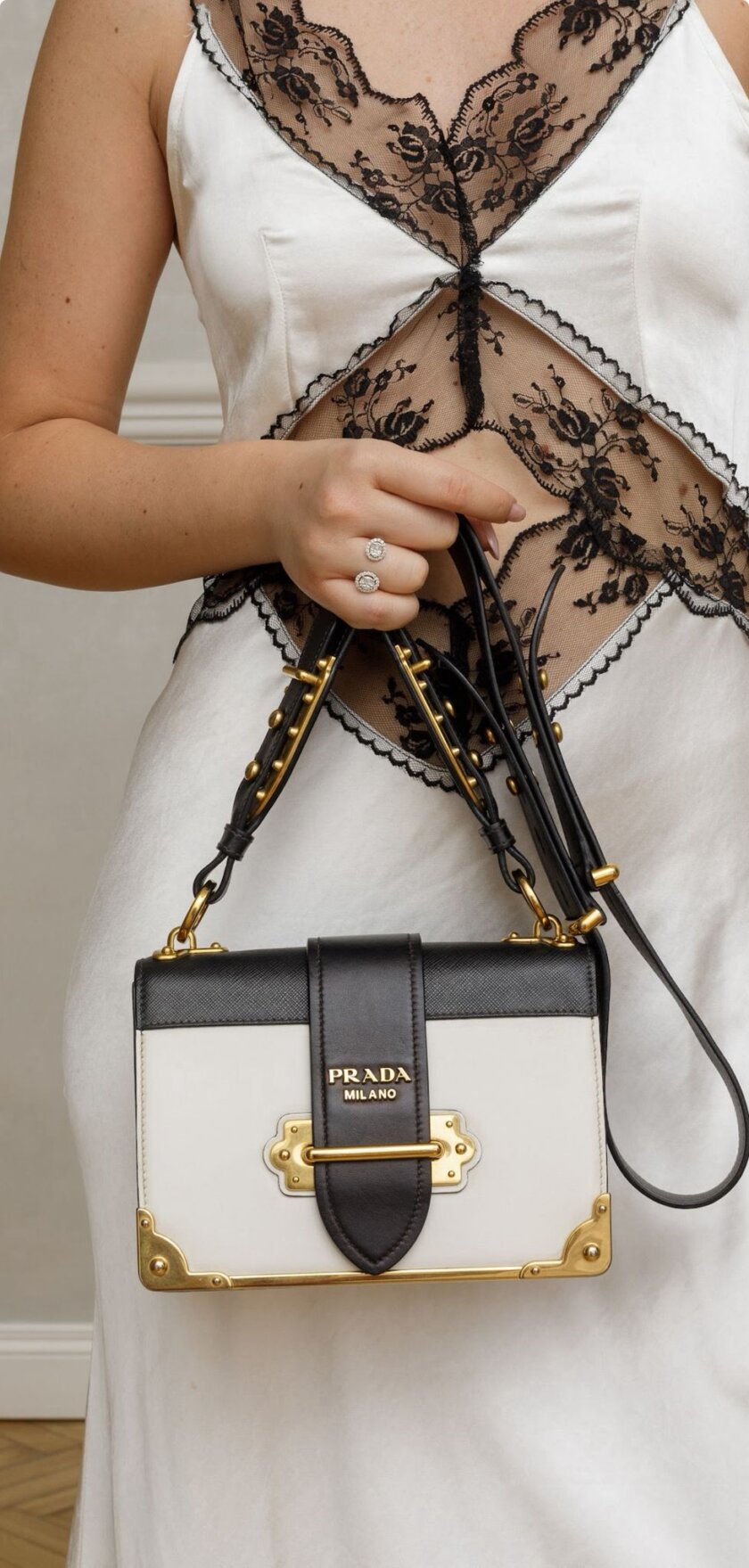 <span style="font-size: 10px; color: rgb(101, 101, 101);letter-spacing: .15em;">BEST DEAL</span><br><strong> PRADA </strong><br><div style="margin-top:10px; font-size:16px;">Black White Saffiano Leather Cahier Flap Shoulder Bag</div><br> - Image 5