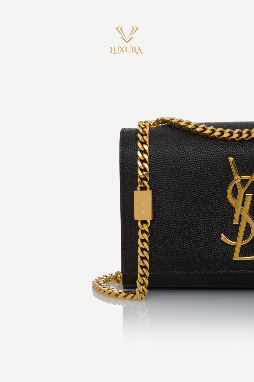 <span style="font-size: 10px; color: rgb(101, 101, 101);letter-spacing: .15em;">IN TENDINTE</span><br><strong> SAINT LAURENT </strong><br><div style="margin-top:10px; font-size:16px;">Kate Mini in Grain de Poudre Embossed Leather Black</div><br> - Image 11