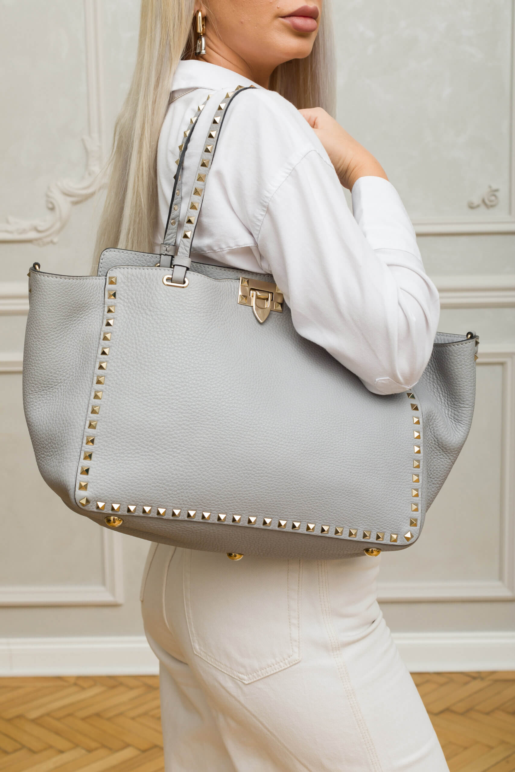 <span style="font-size: 10px; color: rgb(101, 101, 101);letter-spacing: .15em;">HARD TO FIND</span><br><strong> VALENTINO </strong><br><div style="margin-top:10px; font-size:16px;">Medium Rockstud Tote Bag Pastel Grey </div><br> - Image 3