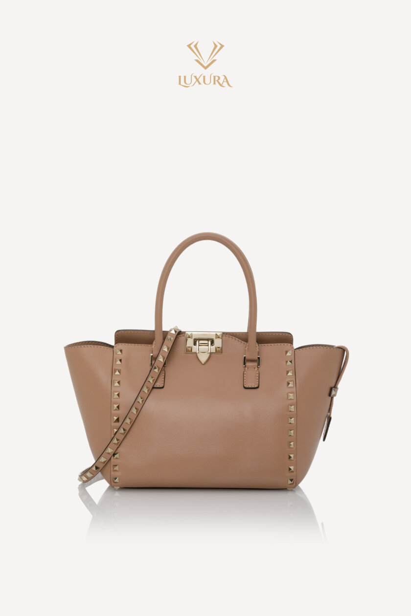 <span style="font-size: 10px; color: rgb(101, 101, 101);letter-spacing: .15em;">BEST DEAL</span><br><strong> VALENTINO </strong><br><div style="margin-top:10px; font-size:16px;">Vitello Small Rockstud Double Handle Tote Soft Noisette </div><br>