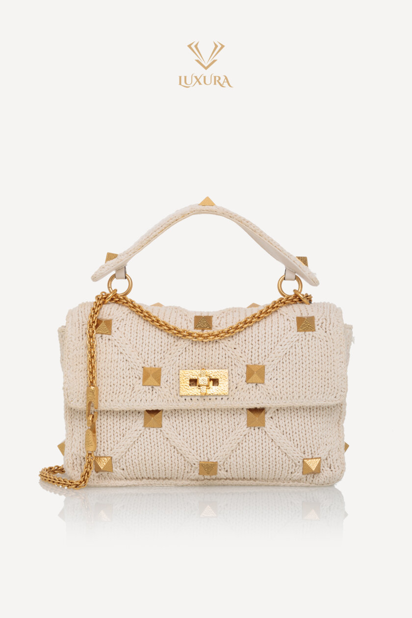 <span style="font-size: 10px; color: rgb(101, 101, 101);letter-spacing: .15em;">BEST DEAL</span><br><strong> VALENTINO </strong><br><div style="margin-top:10px; font-size:16px;">Knit Large Roman Stud Shoulder Bag Ecru </div><br>