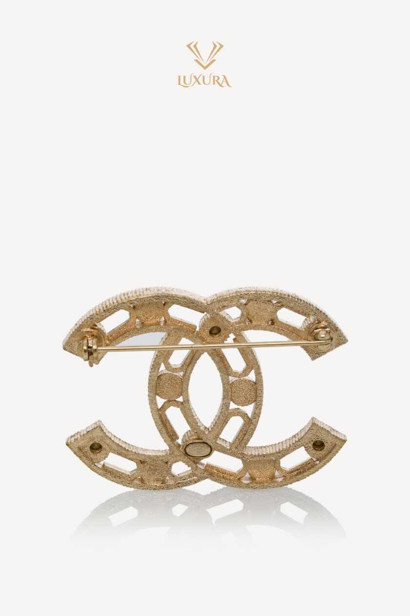 <span style="font-size: 10px; color: rgb(101, 101, 101);letter-spacing: .15em;">HARD TO FIND</span><br><strong> CHANEL </strong><br><div style="margin-top:10px; font-size:16px;"> Crystal Pearl CC Brooch Gold </div><br> - Image 8