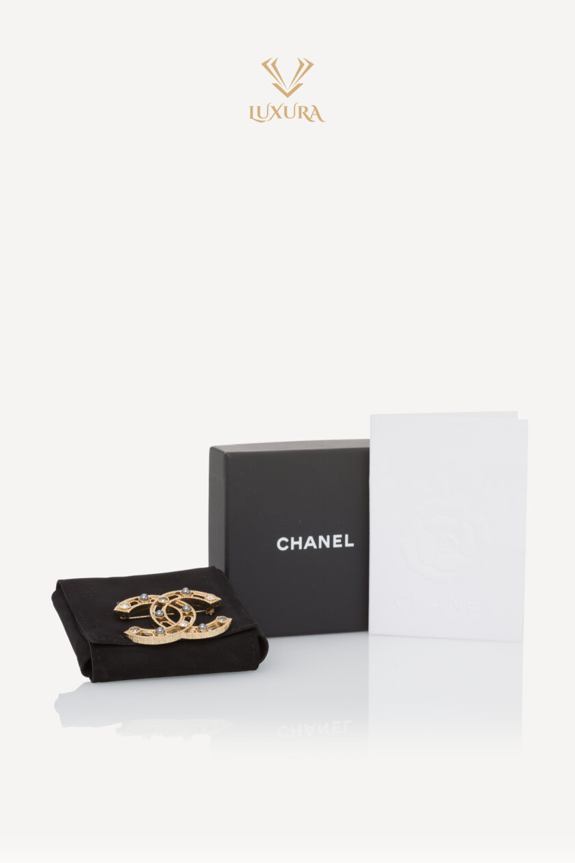 <span style="font-size: 10px; color: rgb(101, 101, 101);letter-spacing: .15em;">HARD TO FIND</span><br><strong> CHANEL </strong><br><div style="margin-top:10px; font-size:16px;"> Crystal Pearl CC Brooch Gold </div><br> - Image 2