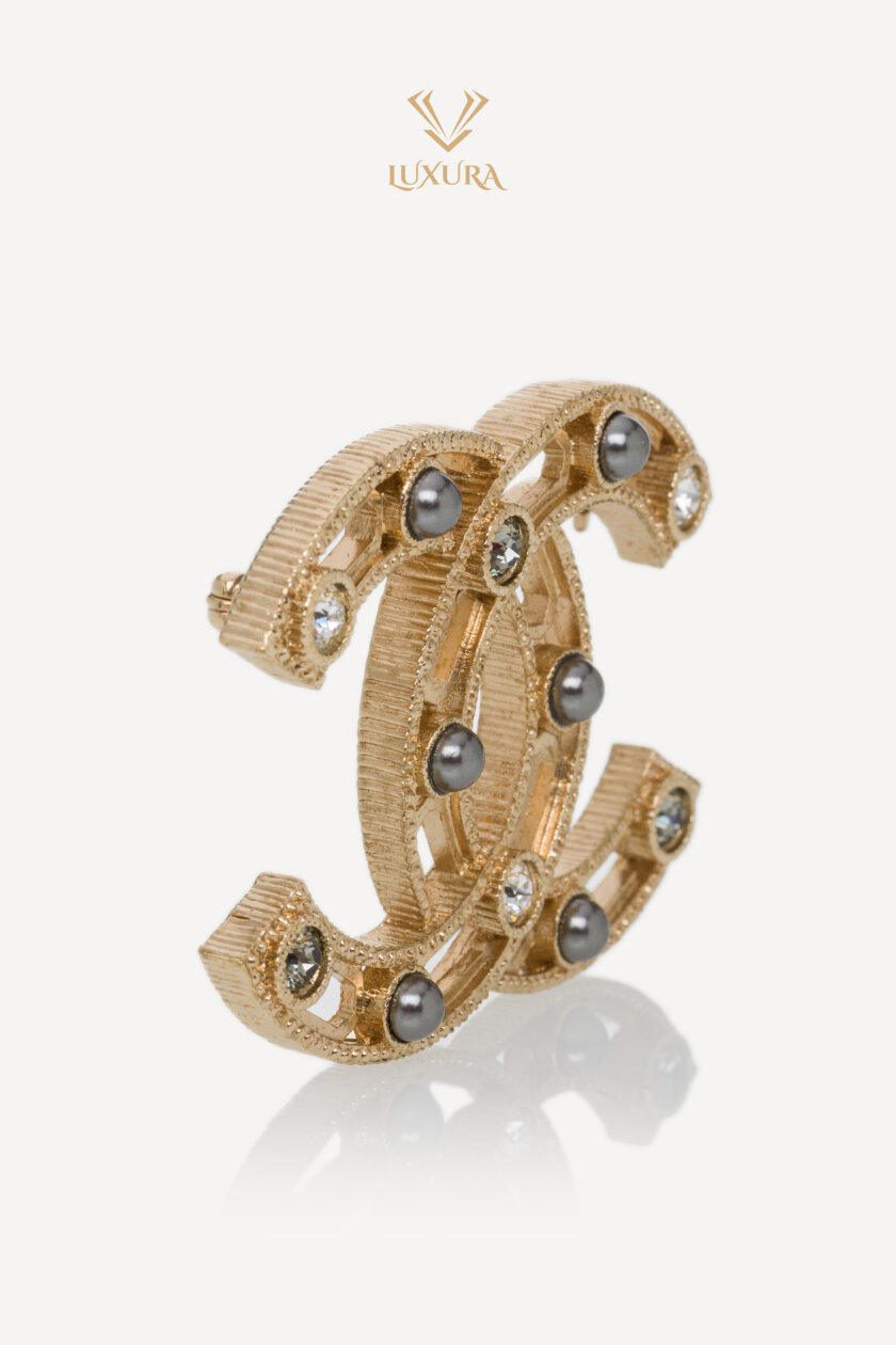 <span style="font-size: 10px; color: rgb(101, 101, 101);letter-spacing: .15em;">HARD TO FIND</span><br><strong> CHANEL </strong><br><div style="margin-top:10px; font-size:16px;"> Crystal Pearl CC Brooch Gold </div><br> - Image 7