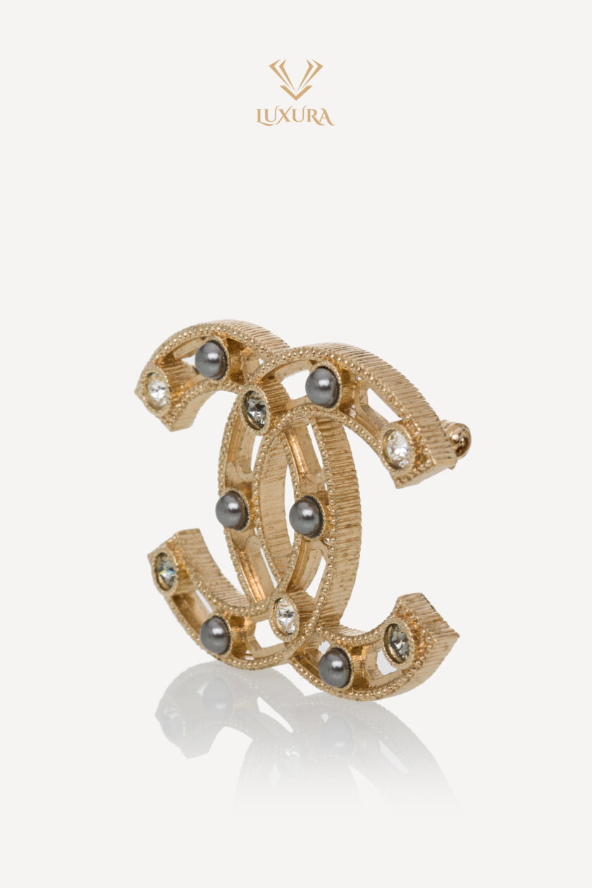 <span style="font-size: 10px; color: rgb(101, 101, 101);letter-spacing: .15em;">HARD TO FIND</span><br><strong> CHANEL </strong><br><div style="margin-top:10px; font-size:16px;"> Crystal Pearl CC Brooch Gold </div><br> - Image 5