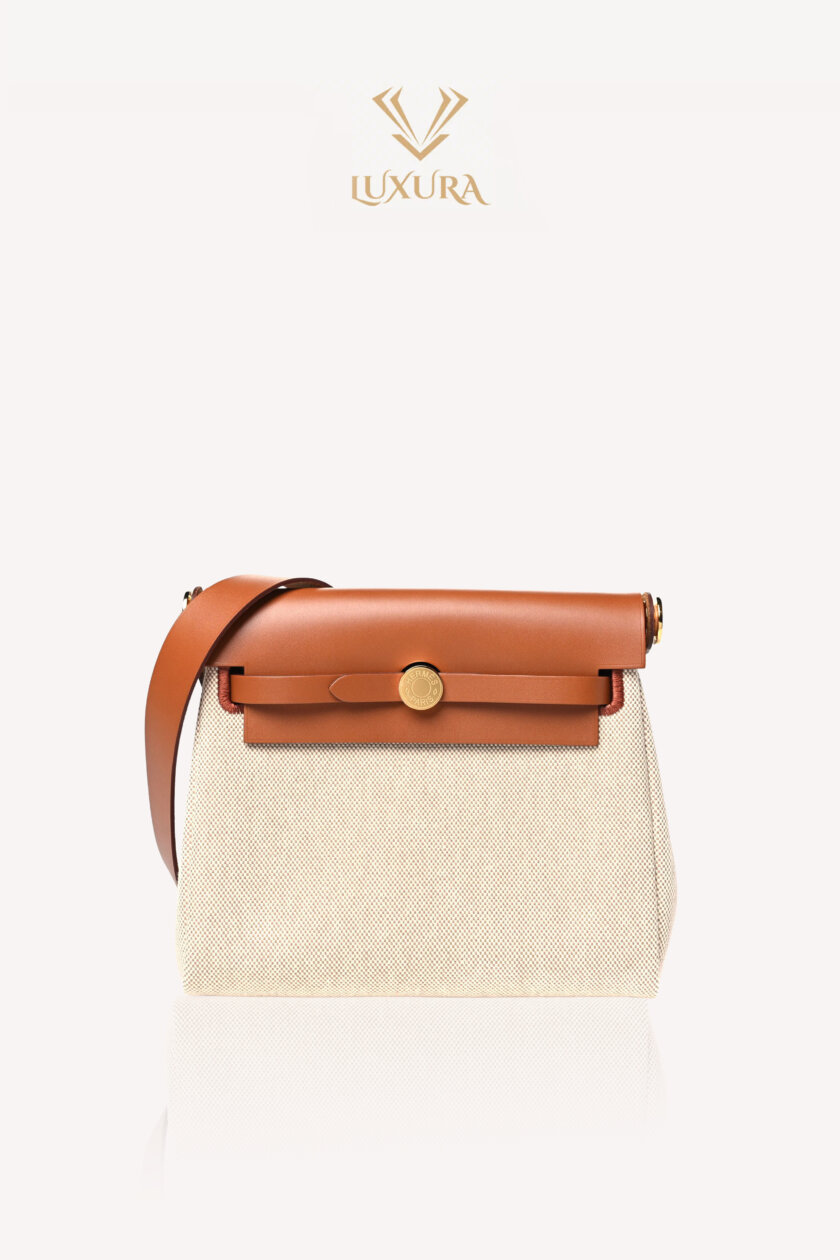 <span style="font-size: 10px; color: rgb(101, 101, 101);letter-spacing: .15em;">NEW COLLECTION</span><br><strong>HERMES </strong><br><div style="margin-top:10px; font-size:16px;">Herbag Military Toile Vache Hunter Zip Retourne 20 Ecru Beige Fauve </div></br>