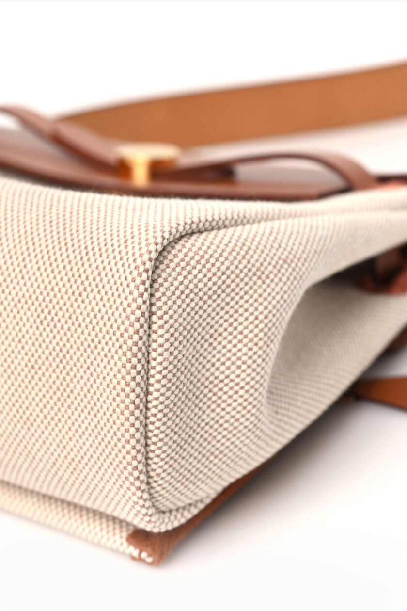 <span style="font-size: 10px; color: rgb(101, 101, 101);letter-spacing: .15em;">NEW COLLECTION</span><br><strong>HERMES </strong><br><div style="margin-top:10px; font-size:16px;">Herbag Military Toile Vache Hunter Zip Retourne 20 Ecru Beige Fauve </div></br> - Image 5
