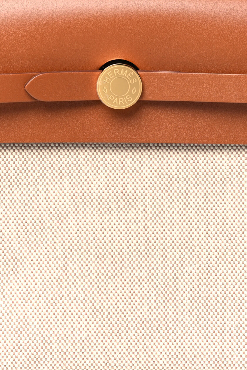<span style="font-size: 10px; color: rgb(101, 101, 101);letter-spacing: .15em;">NEW COLLECTION</span><br><strong>HERMES </strong><br><div style="margin-top:10px; font-size:16px;">Herbag Military Toile Vache Hunter Zip Retourne 20 Ecru Beige Fauve </div></br> - Image 7