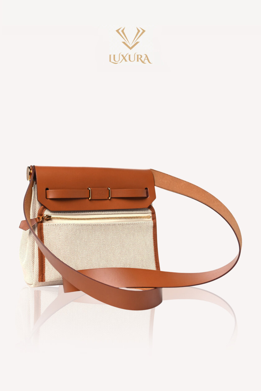 <span style="font-size: 10px; color: rgb(101, 101, 101);letter-spacing: .15em;">NEW COLLECTION</span><br><strong>HERMES </strong><br><div style="margin-top:10px; font-size:16px;">Herbag Military Toile Vache Hunter Zip Retourne 20 Ecru Beige Fauve </div></br> - Image 2