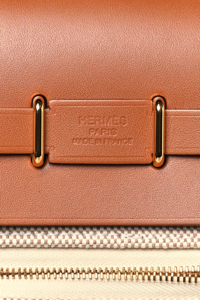 <span style="font-size: 10px; color: rgb(101, 101, 101);letter-spacing: .15em;">NEW COLLECTION</span><br><strong>HERMES </strong><br><div style="margin-top:10px; font-size:16px;">Herbag Military Toile Vache Hunter Zip Retourne 20 Ecru Beige Fauve </div></br> - Image 8