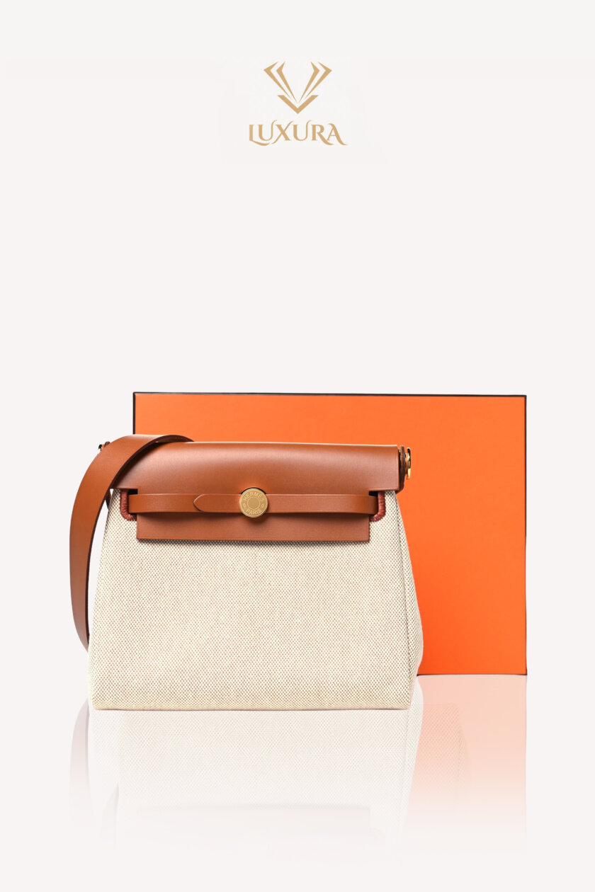 <span style="font-size: 10px; color: rgb(101, 101, 101);letter-spacing: .15em;">NEW COLLECTION</span><br><strong>HERMES </strong><br><div style="margin-top:10px; font-size:16px;">Herbag Military Toile Vache Hunter Zip Retourne 20 Ecru Beige Fauve </div></br> - Image 3