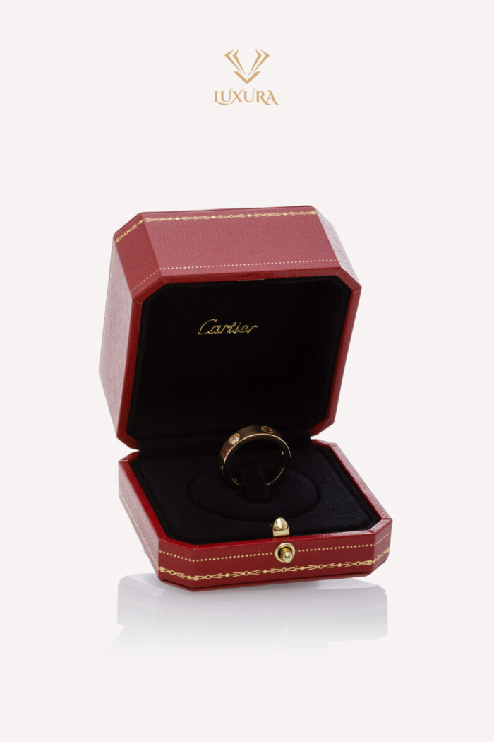 <span style="font-size: 10px; color: rgb(101, 101, 101);letter-spacing: .15em;">IN TENDINTE</span><br><strong> CARTIER </strong><br><div style="margin-top:10px; font-size:16px;">Love Ring 18K Yellow Gold With 3 briliant-cut 0.22 ct Diamonds 57 </div><br>