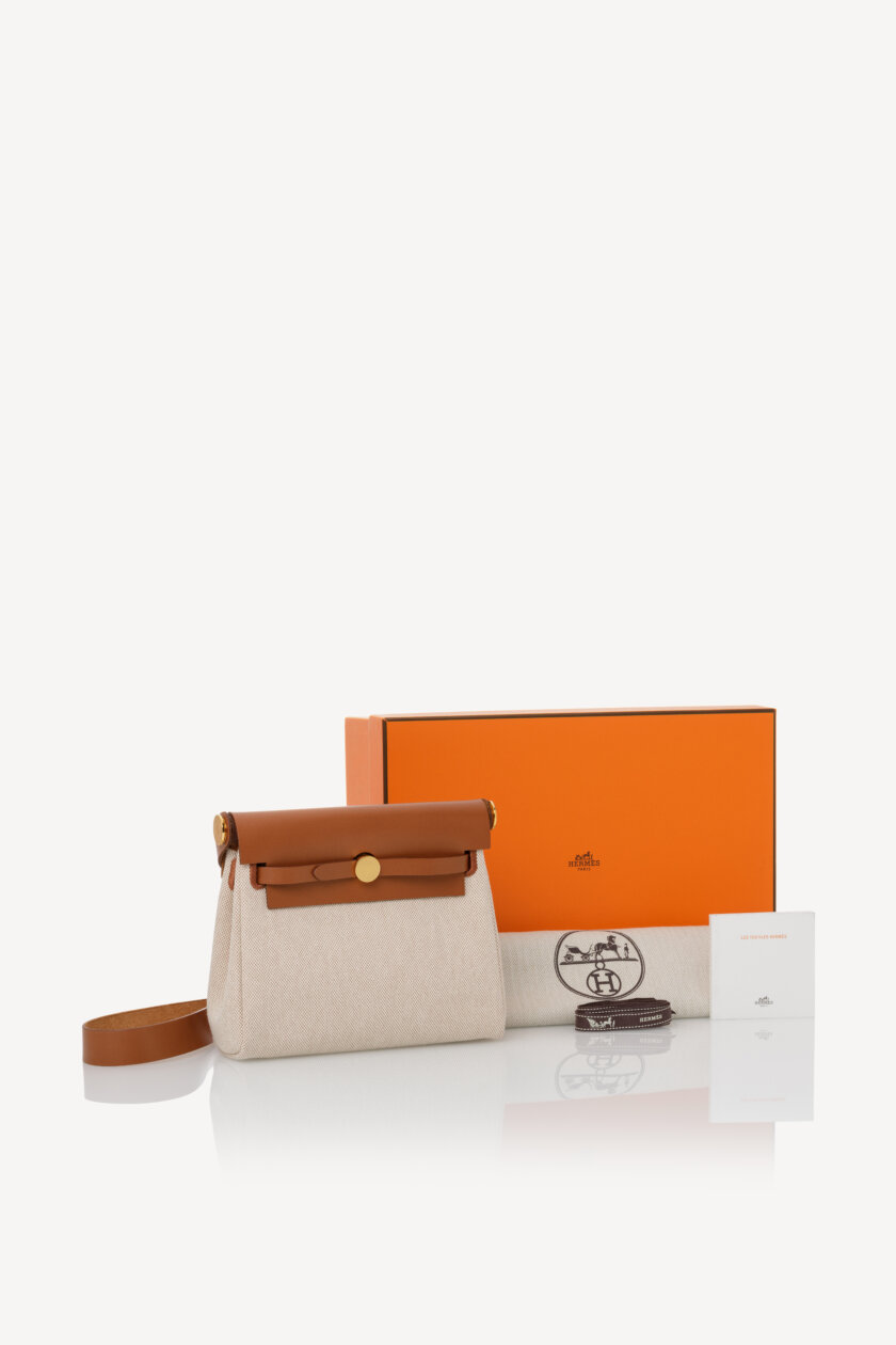 <span style="font-size: 10px; color: rgb(101, 101, 101);letter-spacing: .15em;">NEW COLLECTION</span><br><strong>HERMES </strong><br><div style="margin-top:10px; font-size:16px;">Herbag Military Toile Vache Hunter Zip Retourne 20 Ecru Beige Fauve </div></br> - Image 2
