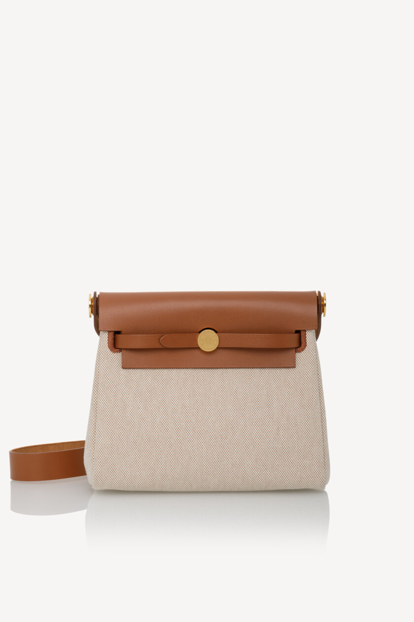 <span style="font-size: 10px; color: rgb(101, 101, 101);letter-spacing: .15em;">NEW COLLECTION</span><br><strong>HERMES </strong><br><div style="margin-top:10px; font-size:16px;">Herbag Military Toile Vache Hunter Zip Retourne 20 Ecru Beige Fauve </div></br> - Image 4