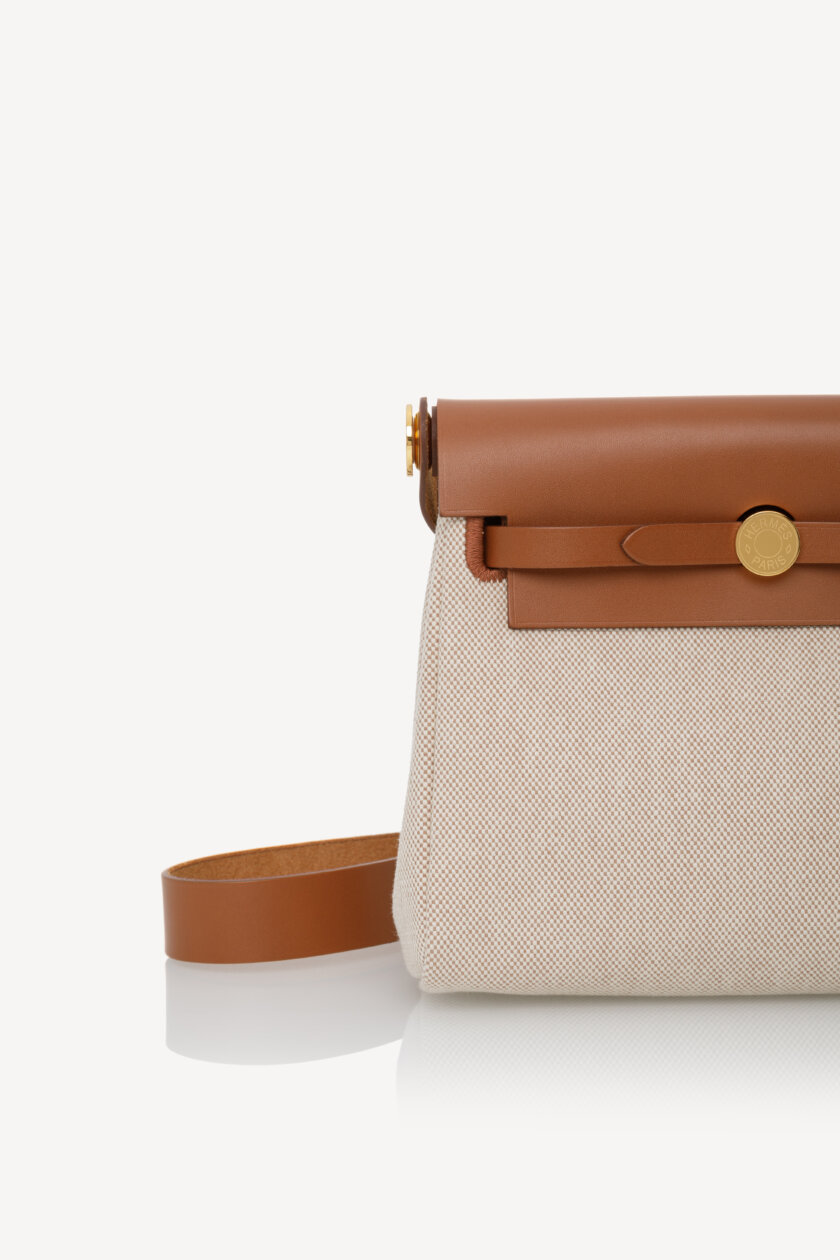 <span style="font-size: 10px; color: rgb(101, 101, 101);letter-spacing: .15em;">NEW COLLECTION</span><br><strong>HERMES </strong><br><div style="margin-top:10px; font-size:16px;">Herbag Military Toile Vache Hunter Zip Retourne 20 Ecru Beige Fauve </div></br> - Image 10