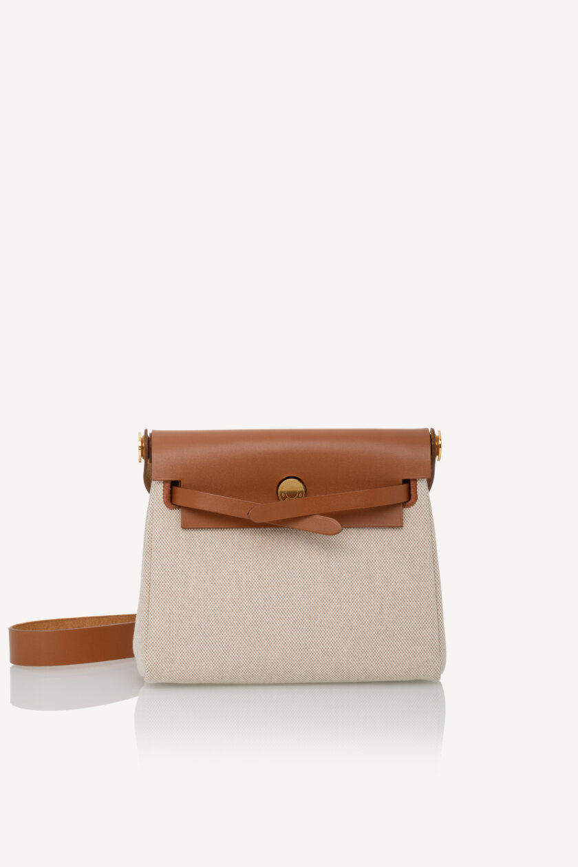<span style="font-size: 10px; color: rgb(101, 101, 101);letter-spacing: .15em;">NEW COLLECTION</span><br><strong>HERMES </strong><br><div style="margin-top:10px; font-size:16px;">Herbag Military Toile Vache Hunter Zip Retourne 20 Ecru Beige Fauve </div></br> - Image 5