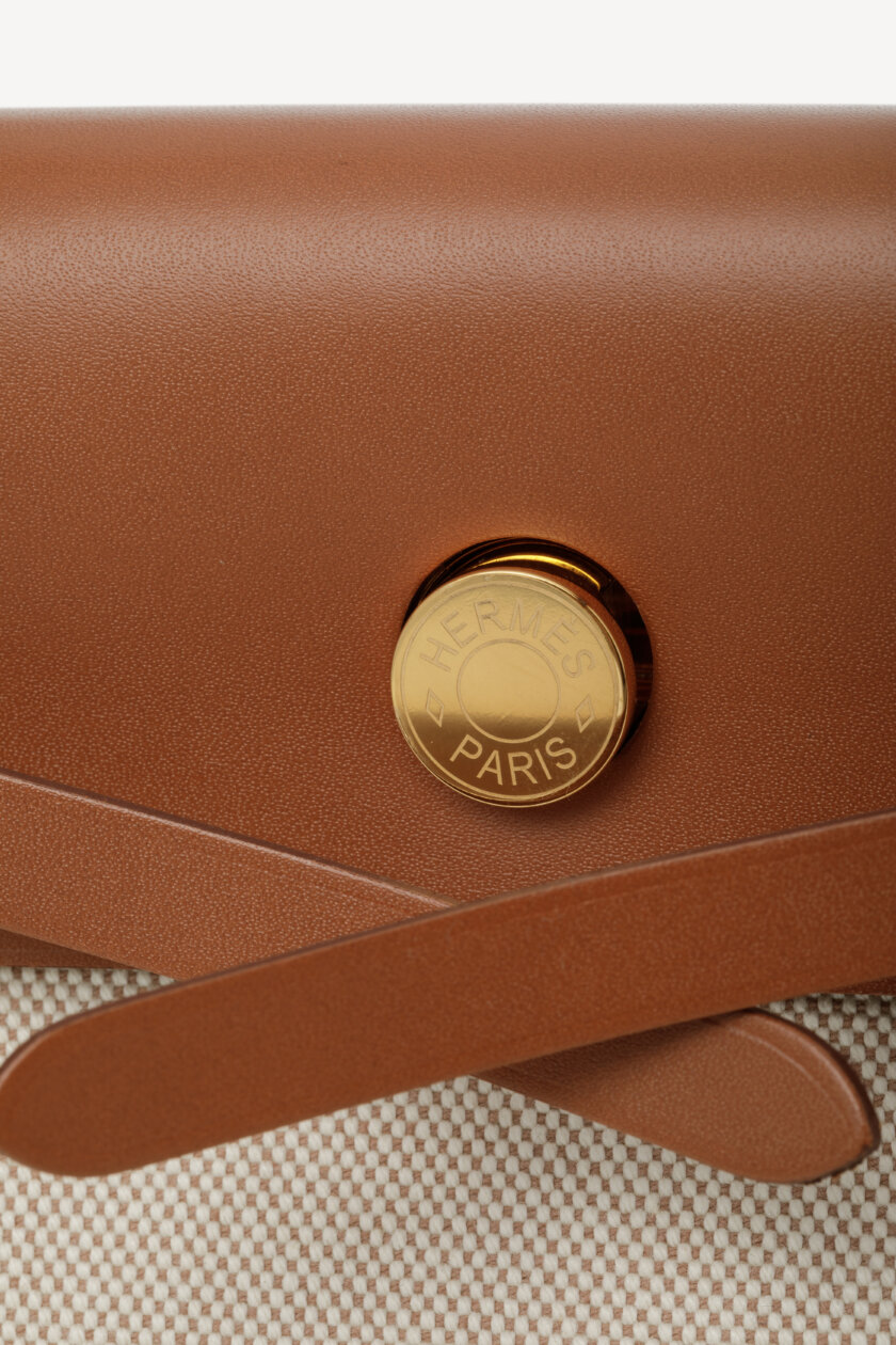 <span style="font-size: 10px; color: rgb(101, 101, 101);letter-spacing: .15em;">NEW COLLECTION</span><br><strong>HERMES </strong><br><div style="margin-top:10px; font-size:16px;">Herbag Military Toile Vache Hunter Zip Retourne 20 Ecru Beige Fauve </div></br> - Image 11