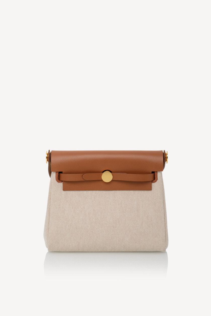 <span style="font-size: 10px; color: rgb(101, 101, 101);letter-spacing: .15em;">NEW COLLECTION</span><br><strong>HERMES </strong><br><div style="margin-top:10px; font-size:16px;">Herbag Military Toile Vache Hunter Zip Retourne 20 Ecru Beige Fauve </div></br> - Image 6