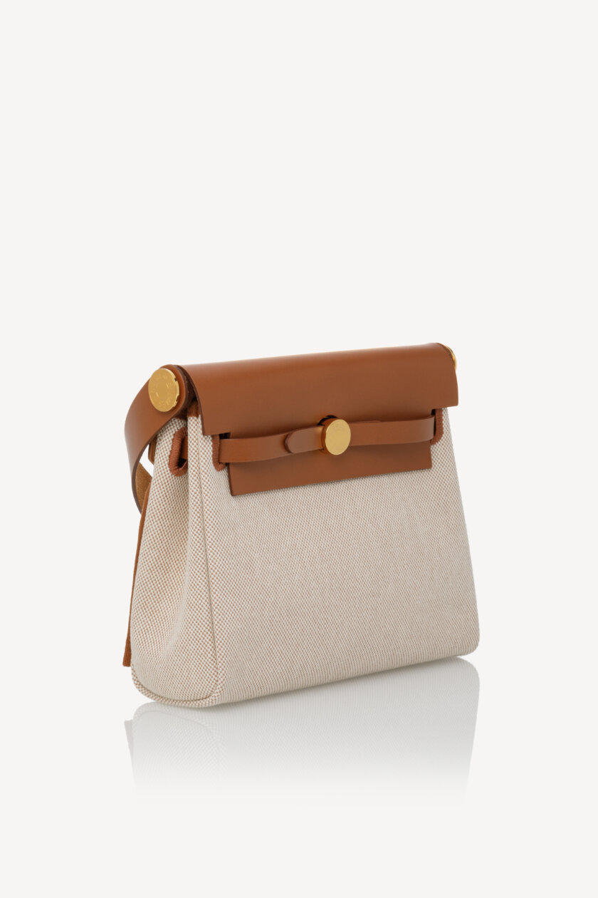<span style="font-size: 10px; color: rgb(101, 101, 101);letter-spacing: .15em;">NEW COLLECTION</span><br><strong>HERMES </strong><br><div style="margin-top:10px; font-size:16px;">Herbag Military Toile Vache Hunter Zip Retourne 20 Ecru Beige Fauve </div></br> - Image 3