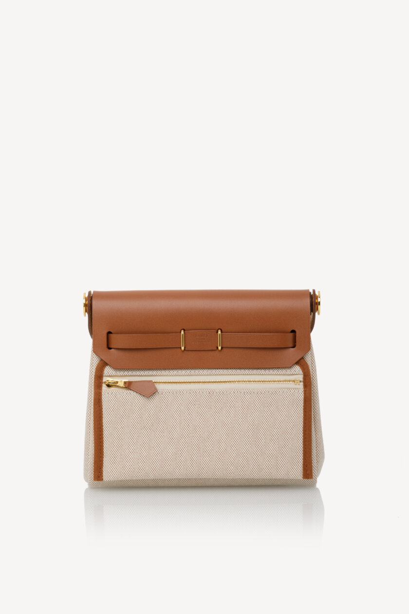 <span style="font-size: 10px; color: rgb(101, 101, 101);letter-spacing: .15em;">NEW COLLECTION</span><br><strong>HERMES </strong><br><div style="margin-top:10px; font-size:16px;">Herbag Military Toile Vache Hunter Zip Retourne 20 Ecru Beige Fauve </div></br> - Image 7