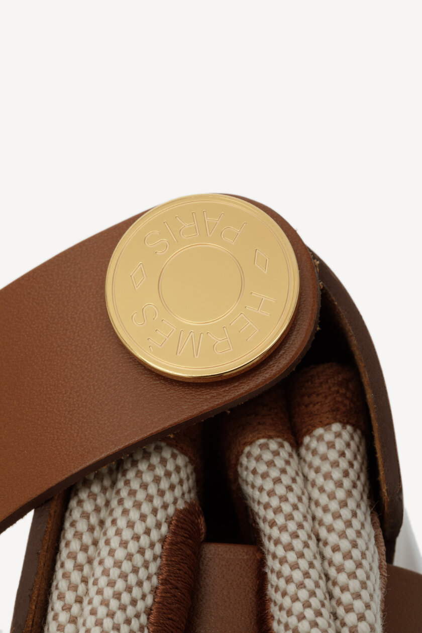 <span style="font-size: 10px; color: rgb(101, 101, 101);letter-spacing: .15em;">NEW COLLECTION</span><br><strong>HERMES </strong><br><div style="margin-top:10px; font-size:16px;">Herbag Military Toile Vache Hunter Zip Retourne 20 Ecru Beige Fauve </div></br> - Image 13