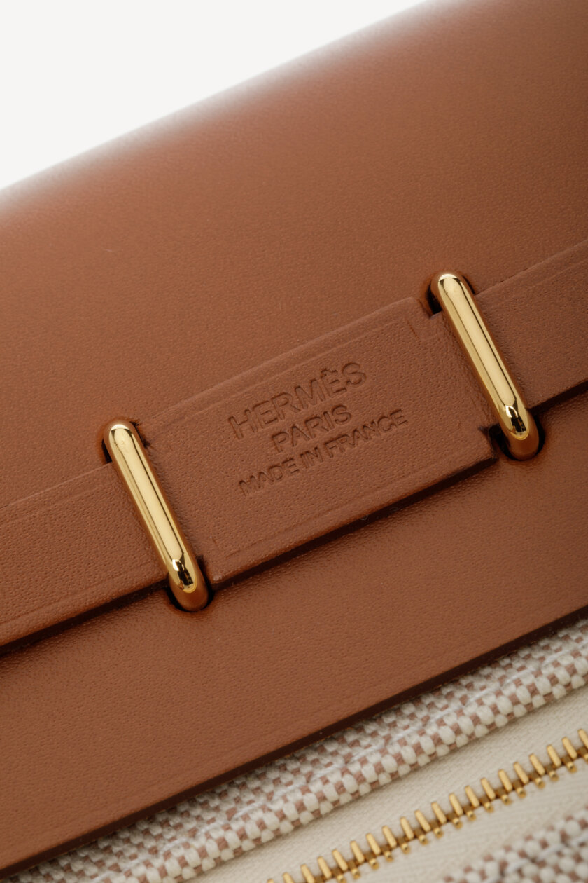 <span style="font-size: 10px; color: rgb(101, 101, 101);letter-spacing: .15em;">NEW COLLECTION</span><br><strong>HERMES </strong><br><div style="margin-top:10px; font-size:16px;">Herbag Military Toile Vache Hunter Zip Retourne 20 Ecru Beige Fauve </div></br> - Image 12