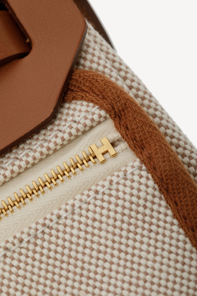 <span style="font-size: 10px; color: rgb(101, 101, 101);letter-spacing: .15em;">NEW COLLECTION</span><br><strong>HERMES </strong><br><div style="margin-top:10px; font-size:16px;">Herbag Military Toile Vache Hunter Zip Retourne 20 Ecru Beige Fauve </div></br> - Image 14