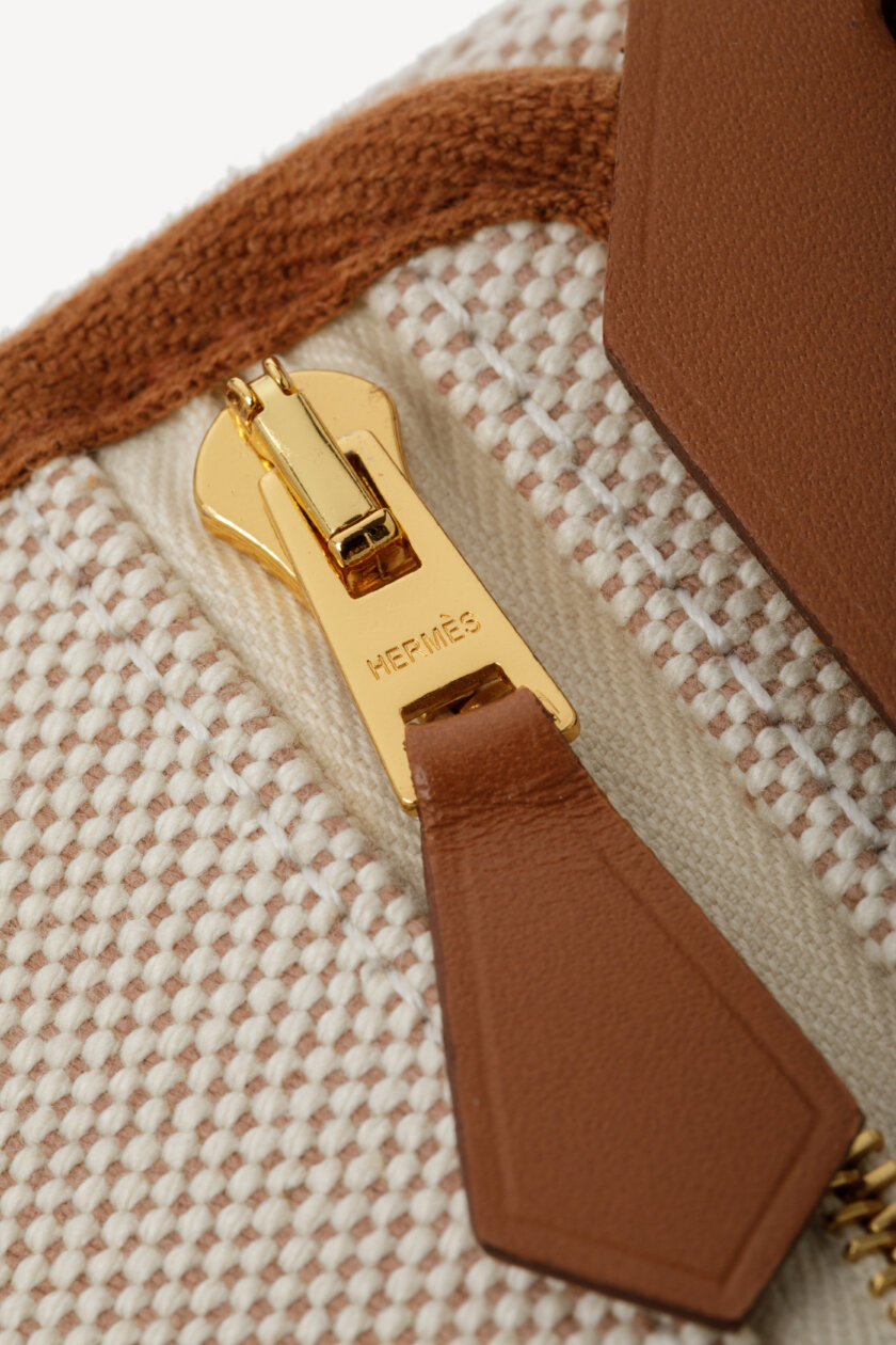 <span style="font-size: 10px; color: rgb(101, 101, 101);letter-spacing: .15em;">NEW COLLECTION</span><br><strong>HERMES </strong><br><div style="margin-top:10px; font-size:16px;">Herbag Military Toile Vache Hunter Zip Retourne 20 Ecru Beige Fauve </div></br> - Image 16