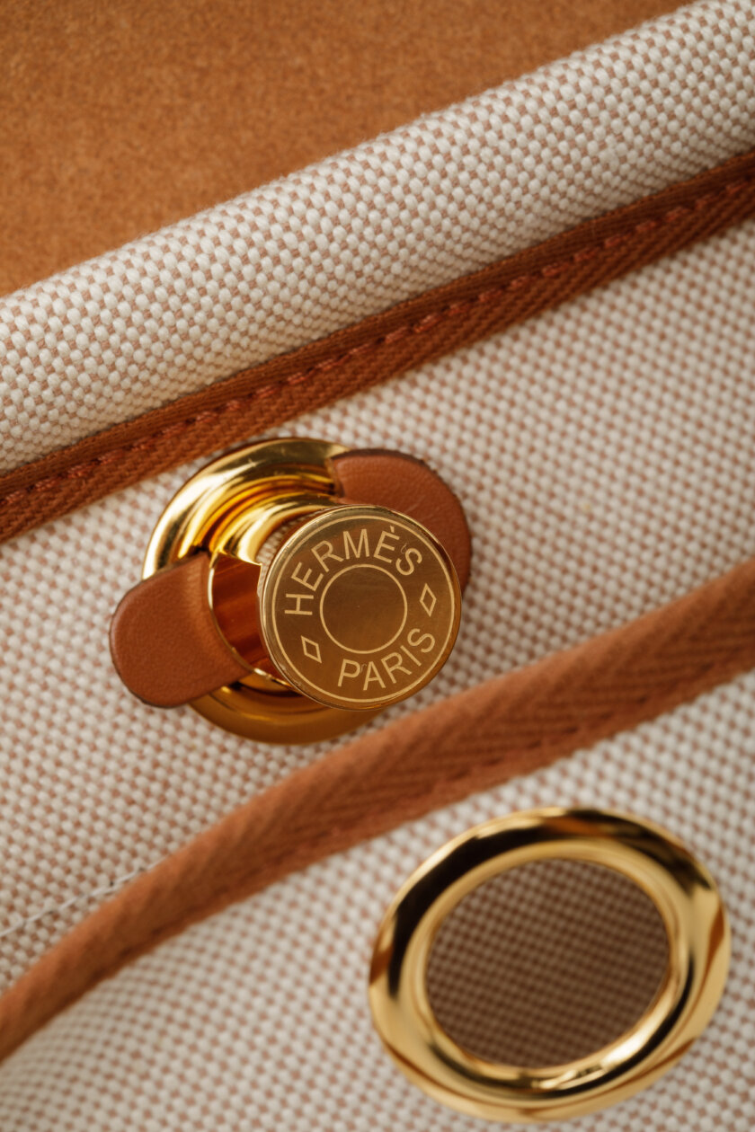 <span style="font-size: 10px; color: rgb(101, 101, 101);letter-spacing: .15em;">NEW COLLECTION</span><br><strong>HERMES </strong><br><div style="margin-top:10px; font-size:16px;">Herbag Military Toile Vache Hunter Zip Retourne 20 Ecru Beige Fauve </div></br> - Image 15