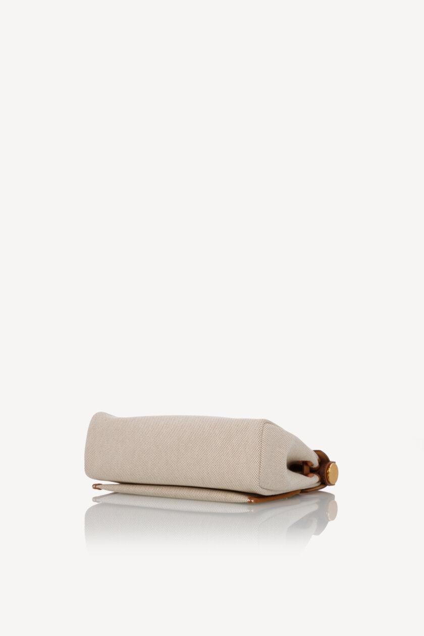 <span style="font-size: 10px; color: rgb(101, 101, 101);letter-spacing: .15em;">NEW COLLECTION</span><br><strong>HERMES </strong><br><div style="margin-top:10px; font-size:16px;">Herbag Military Toile Vache Hunter Zip Retourne 20 Ecru Beige Fauve </div></br> - Image 21