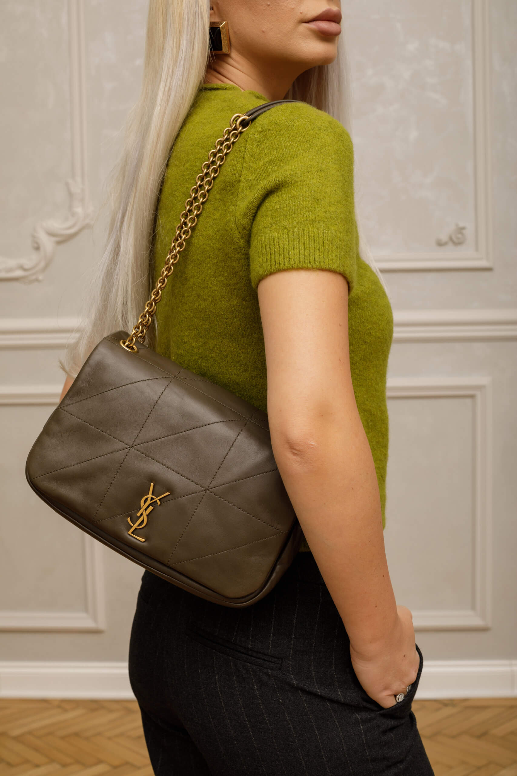 <span style="font-size: 10px; color: rgb(101, 101, 101);letter-spacing: .15em;">HARD TO FIND</span><br><strong> SAINT LAURENT </strong><br><div style="margin-top:10px; font-size:16px;">Small Jamie 4.3 Chain Bag Light Musk</div><br> - Image 7