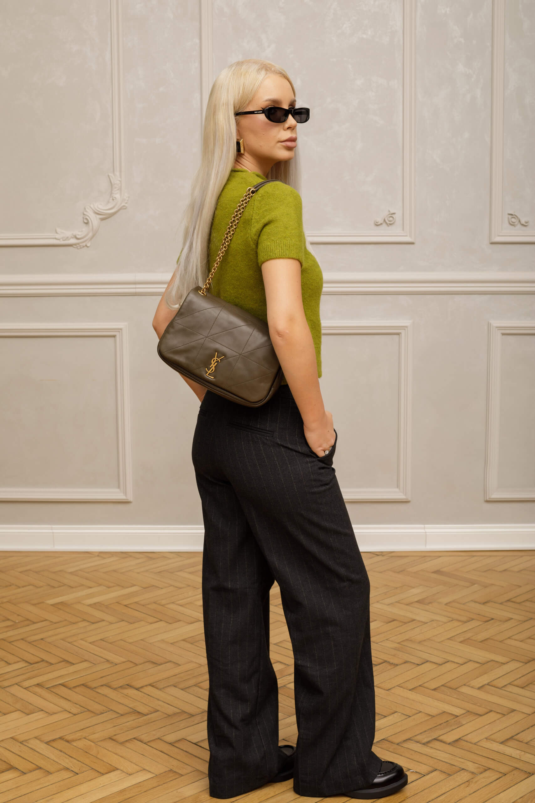 <span style="font-size: 10px; color: rgb(101, 101, 101);letter-spacing: .15em;">HARD TO FIND</span><br><strong> SAINT LAURENT </strong><br><div style="margin-top:10px; font-size:16px;">Small Jamie 4.3 Chain Bag Light Musk</div><br> - Image 6