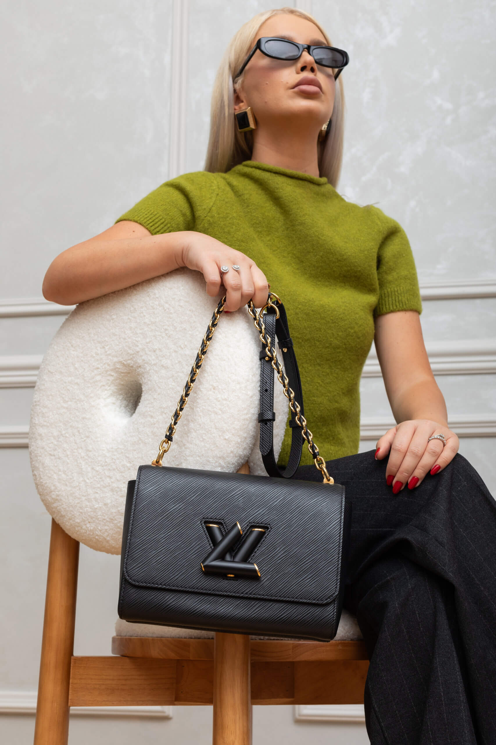 <span style="font-size: 10px; color: rgb(101, 101, 101);letter-spacing: .15em;">HARD TO FIND</span><br><strong> LOUIS VUITTON </strong><br><div style="margin-top:10px; font-size:16px;">Epi Twist Braided Strap Shoulder Bag MM Black M21117</div><br> - Image 9