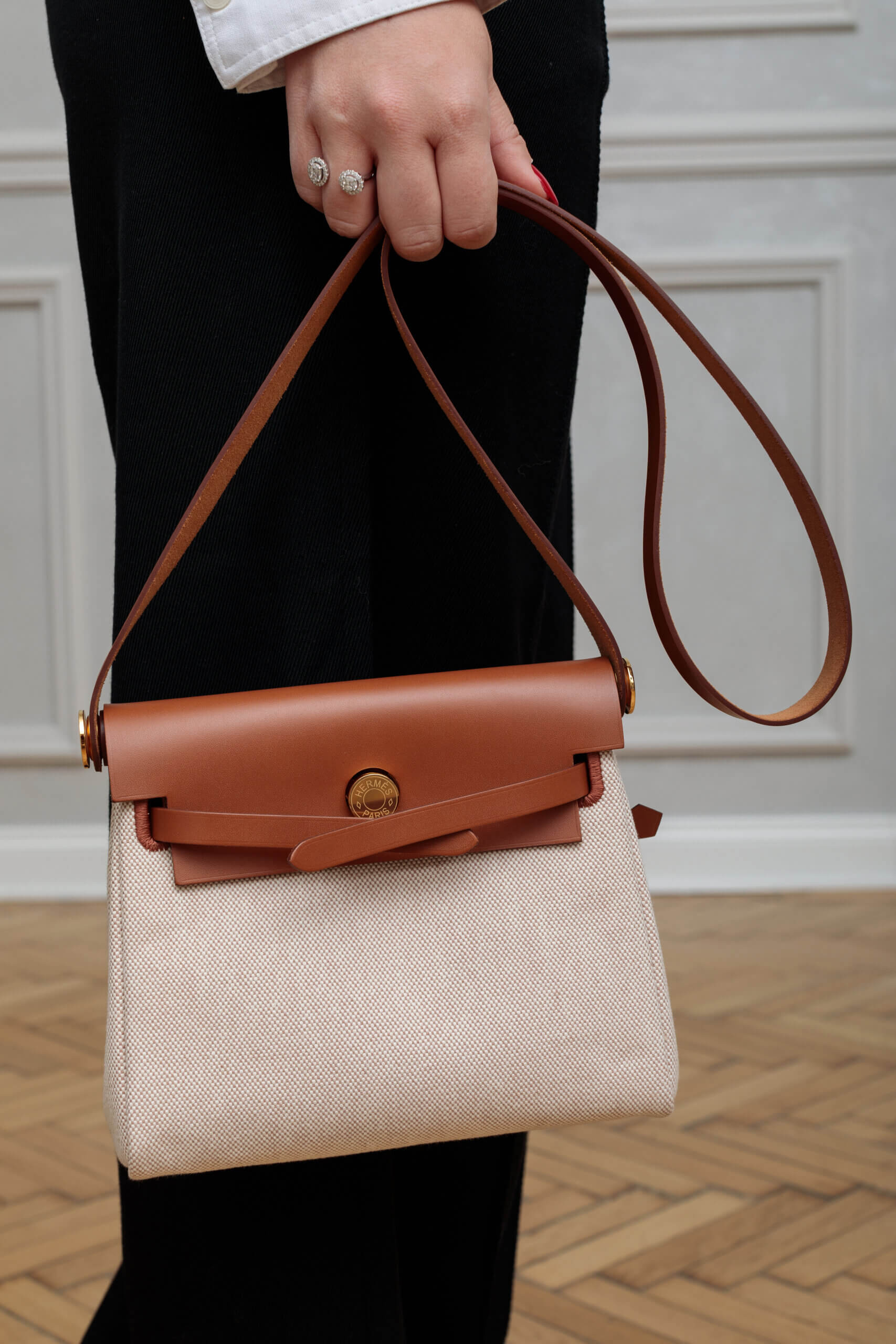 <span style="font-size: 10px; color: rgb(101, 101, 101);letter-spacing: .15em;">NEW COLLECTION</span><br><strong>HERMES </strong><br><div style="margin-top:10px; font-size:16px;">Herbag Military Toile Vache Hunter Zip Retourne 20 Ecru Beige Fauve </div></br> - Image 8