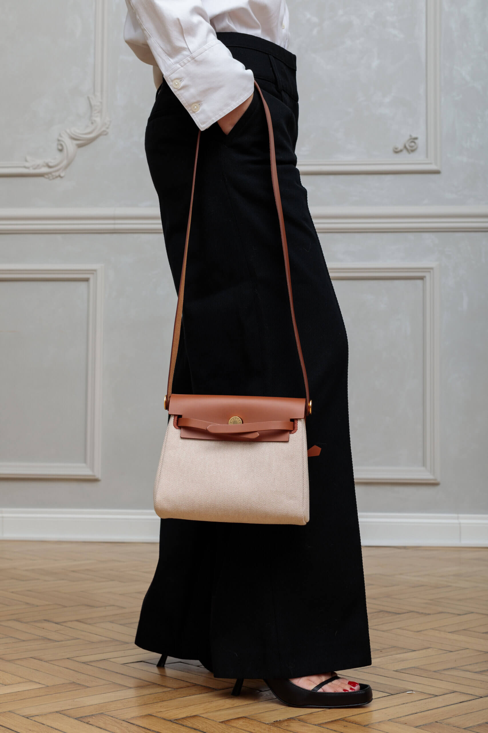 <span style="font-size: 10px; color: rgb(101, 101, 101);letter-spacing: .15em;">NEW COLLECTION</span><br><strong>HERMES </strong><br><div style="margin-top:10px; font-size:16px;">Herbag Military Toile Vache Hunter Zip Retourne 20 Ecru Beige Fauve </div></br> - Image 4