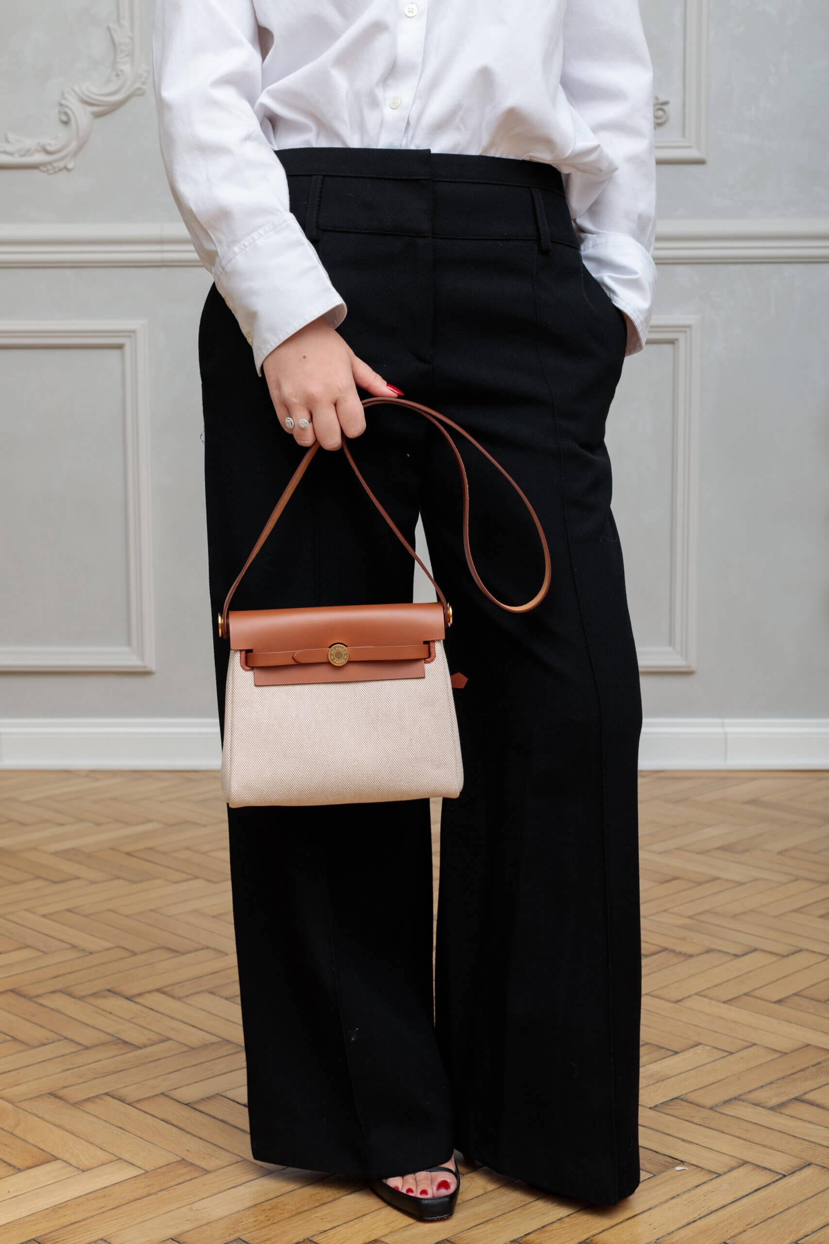 <span style="font-size: 10px; color: rgb(101, 101, 101);letter-spacing: .15em;">NEW COLLECTION</span><br><strong>HERMES </strong><br><div style="margin-top:10px; font-size:16px;">Herbag Military Toile Vache Hunter Zip Retourne 20 Ecru Beige Fauve </div></br> - Image 6