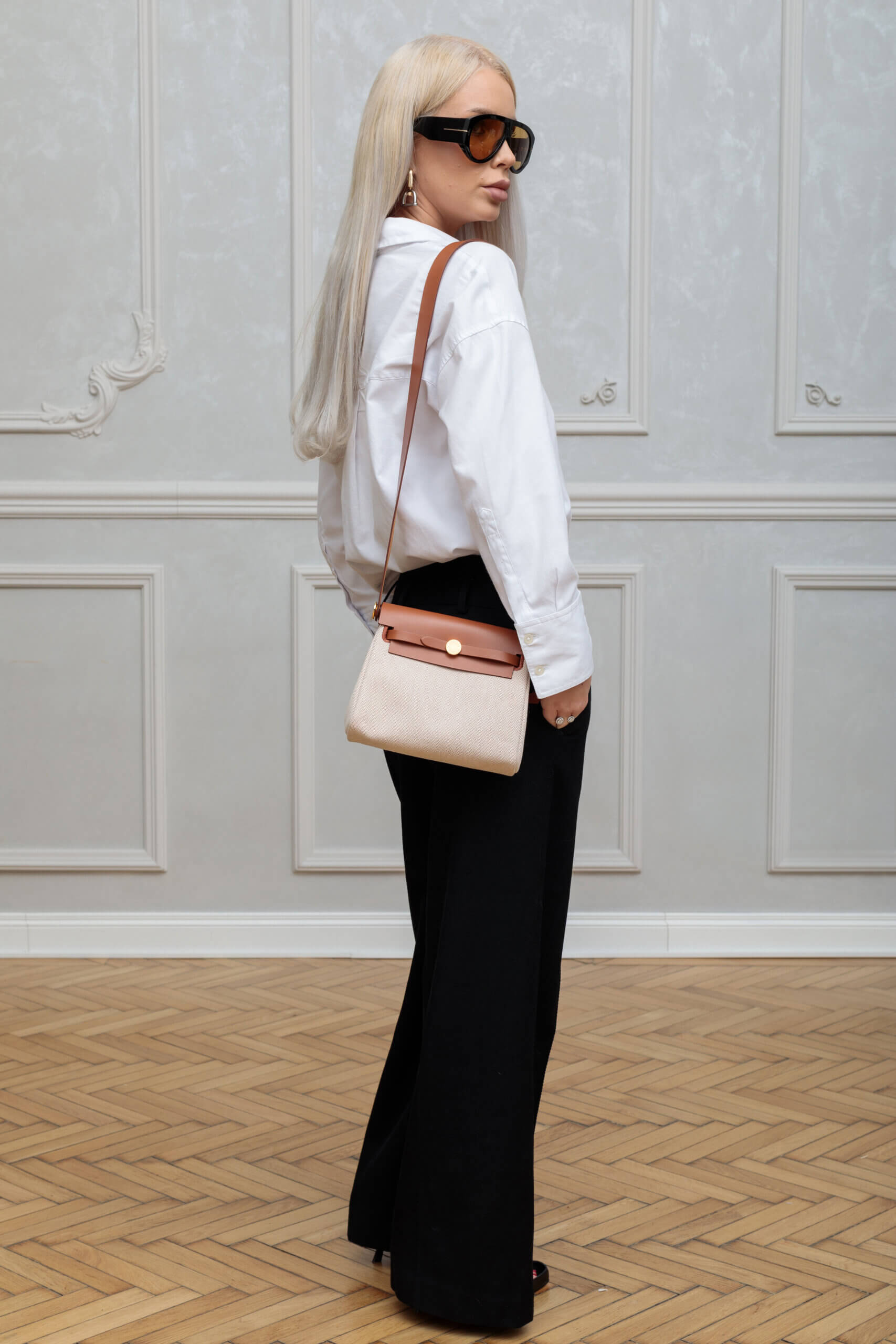 <span style="font-size: 10px; color: rgb(101, 101, 101);letter-spacing: .15em;">NEW COLLECTION</span><br><strong>HERMES </strong><br><div style="margin-top:10px; font-size:16px;">Herbag Military Toile Vache Hunter Zip Retourne 20 Ecru Beige Fauve </div></br> - Image 5