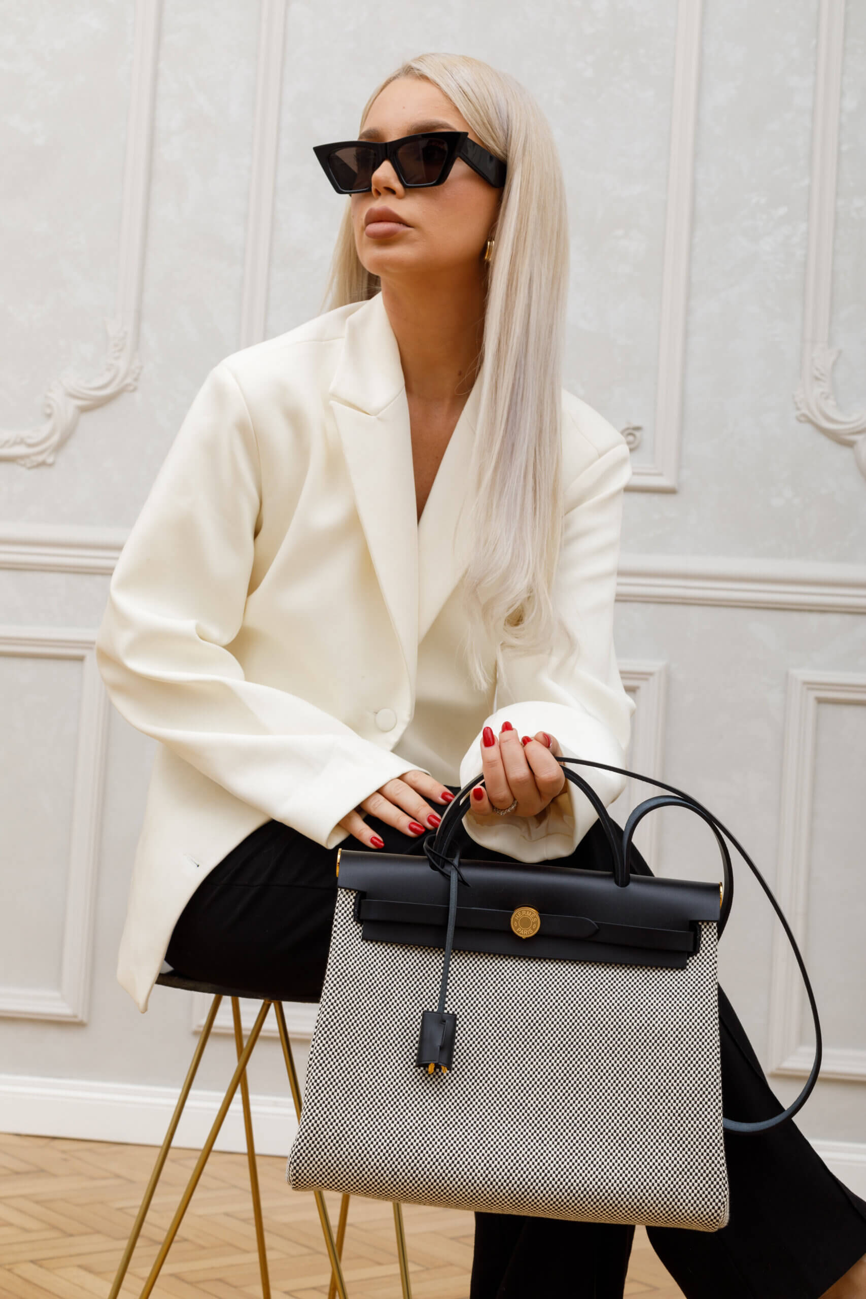 <span style="font-size: 10px; color: rgb(101, 101, 101);letter-spacing: .15em;">HARD TO FIND</span><br><strong> HERMES </strong><br><div style="margin-top:10px; font-size:16px;">Hunter Criss Viking Herbag Zip Retourne 31 PM Ecru Black</div><br> - Image 8