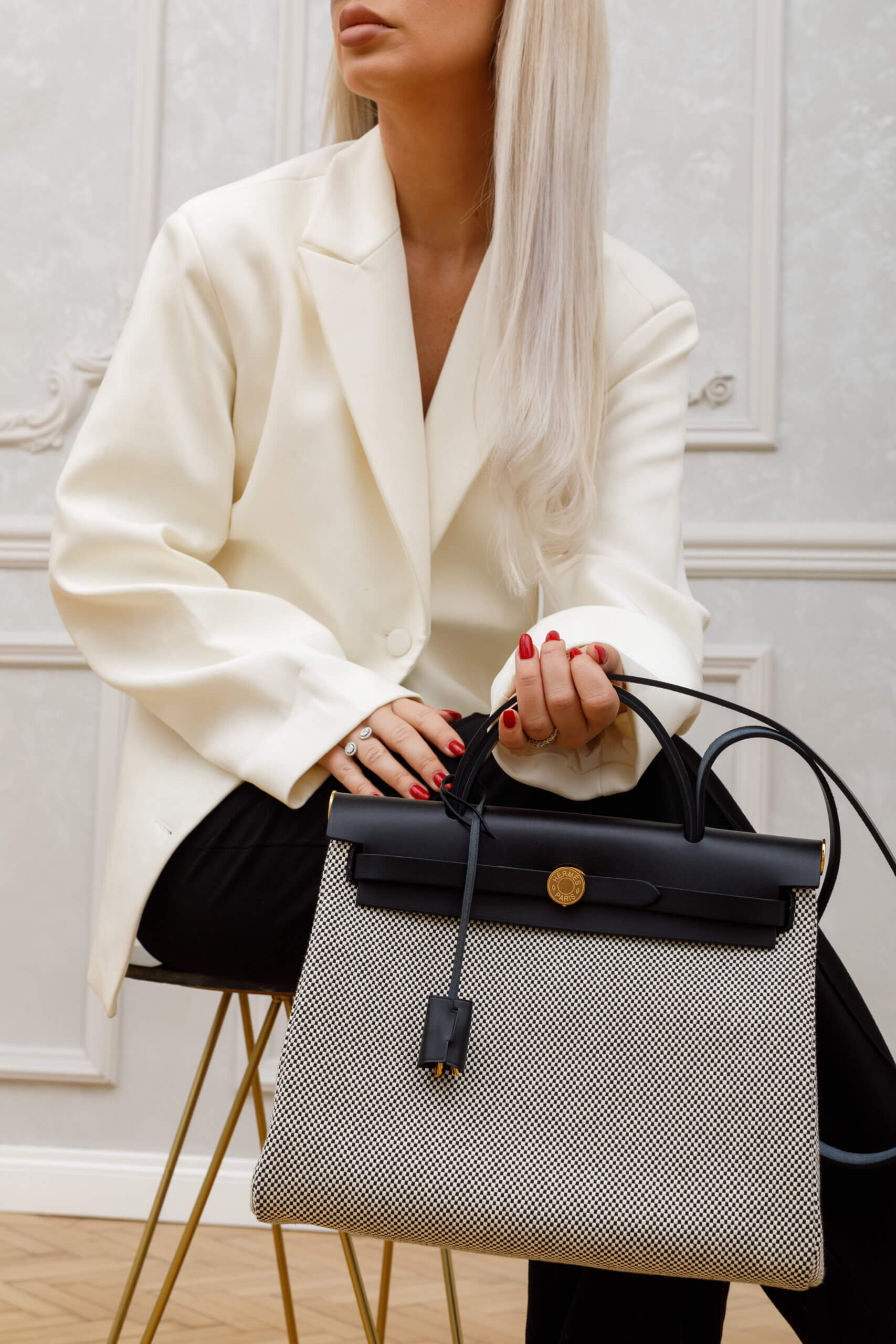 <span style="font-size: 10px; color: rgb(101, 101, 101);letter-spacing: .15em;">HARD TO FIND</span><br><strong> HERMES </strong><br><div style="margin-top:10px; font-size:16px;">Hunter Criss Viking Herbag Zip Retourne 31 PM Ecru Black</div><br> - Image 4