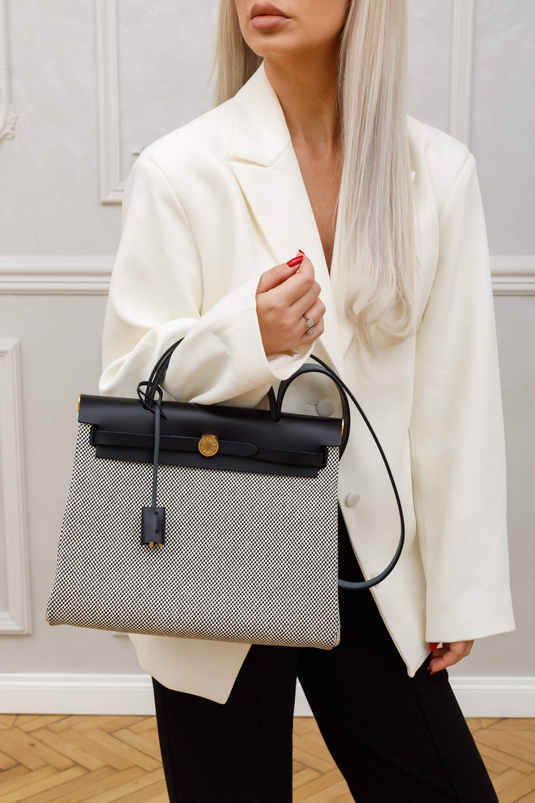 <span style="font-size: 10px; color: rgb(101, 101, 101);letter-spacing: .15em;">HARD TO FIND</span><br><strong> HERMES </strong><br><div style="margin-top:10px; font-size:16px;">Hunter Criss Viking Herbag Zip Retourne 31 PM Ecru Black</div><br> - Image 3