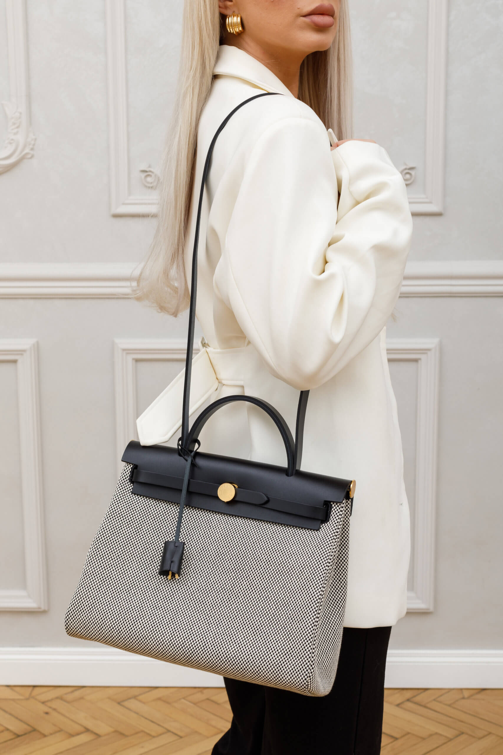 <span style="font-size: 10px; color: rgb(101, 101, 101);letter-spacing: .15em;">HARD TO FIND</span><br><strong> HERMES </strong><br><div style="margin-top:10px; font-size:16px;">Hunter Criss Viking Herbag Zip Retourne 31 PM Ecru Black</div><br> - Image 6