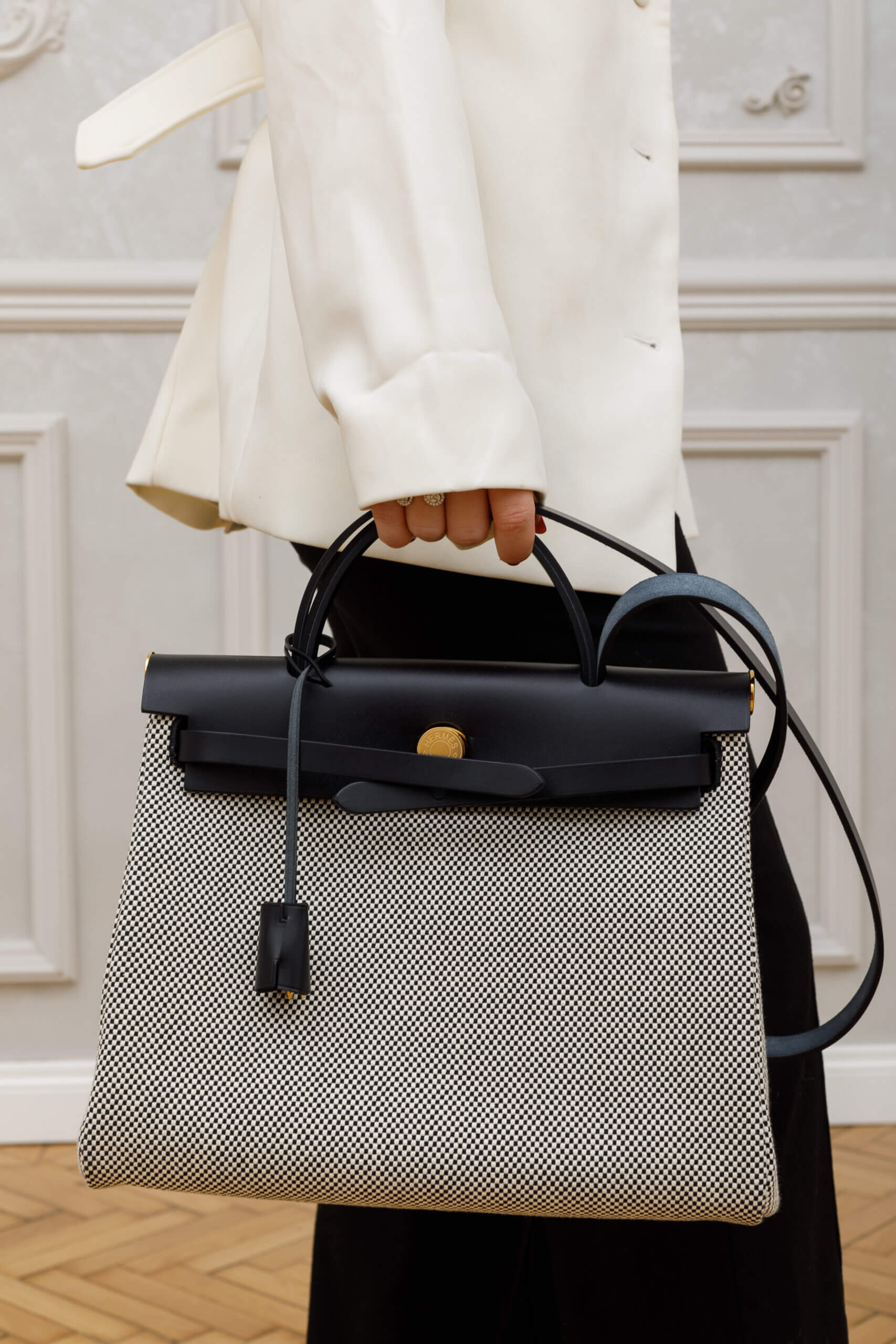 <span style="font-size: 10px; color: rgb(101, 101, 101);letter-spacing: .15em;">HARD TO FIND</span><br><strong> HERMES </strong><br><div style="margin-top:10px; font-size:16px;">Hunter Criss Viking Herbag Zip Retourne 31 PM Ecru Black</div><br> - Image 7