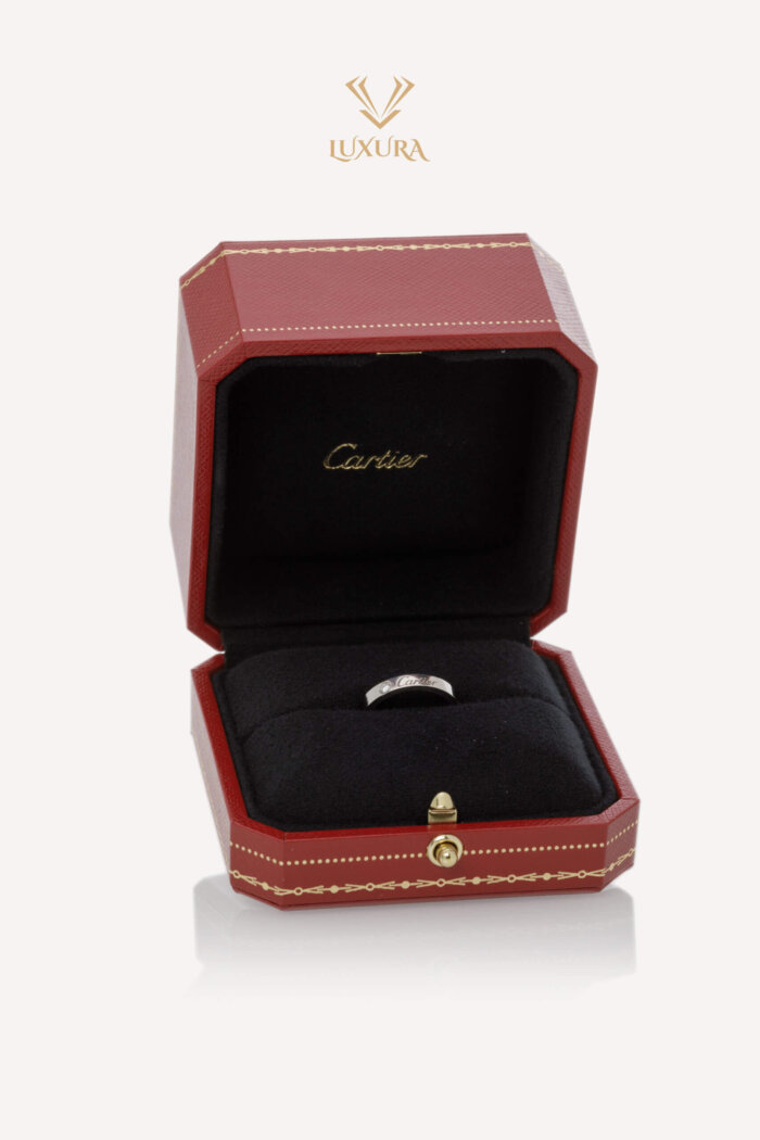 <span style="font-size: 10px; color: rgb(101, 101, 101);letter-spacing: .15em;">NEW COLLECTION</span><br><strong> CARTIER </strong><br><div style="margin-top:10px; font-size:16px;">C de Cartier Wedding Ring Platinum with 0,03ct Briliant-cut Diamond 51 </div><br>