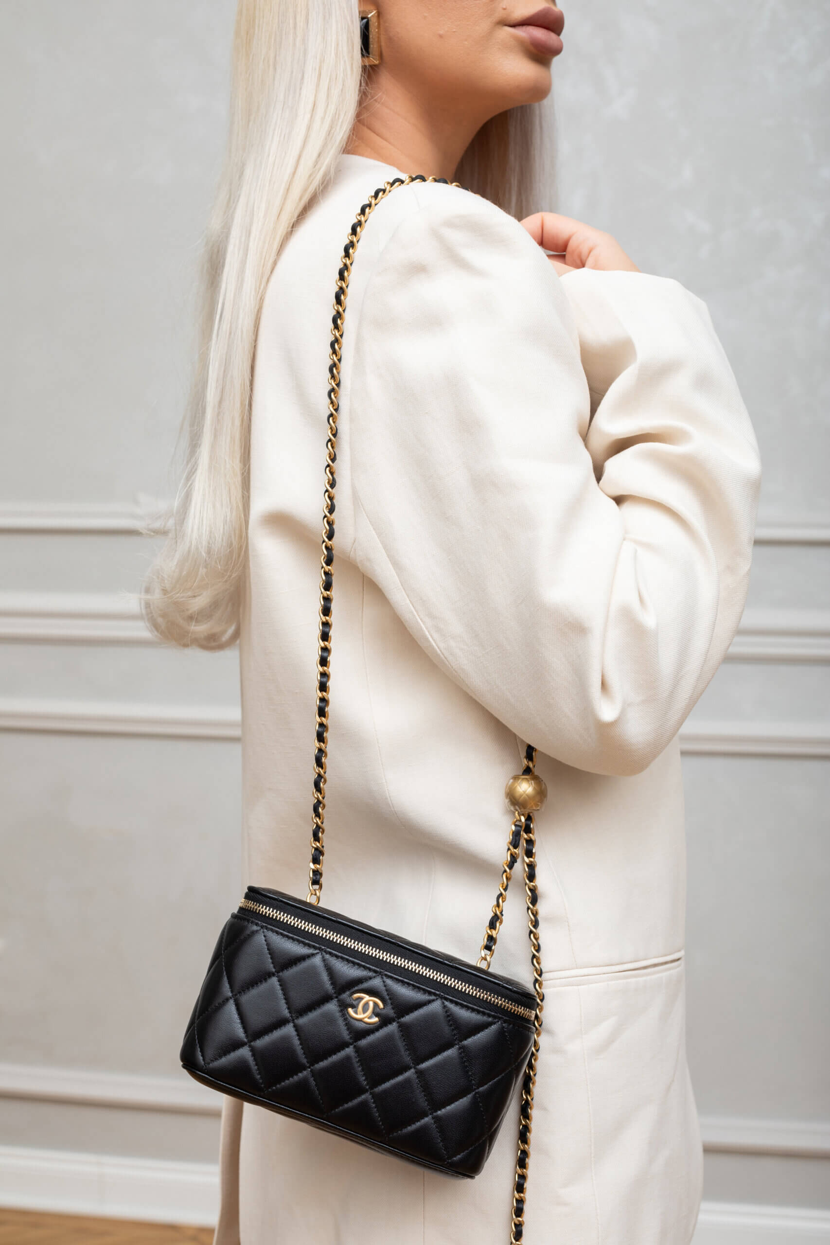 Genti | CHANEL Lambskin Quilted Small Vanity Case With Chain Black